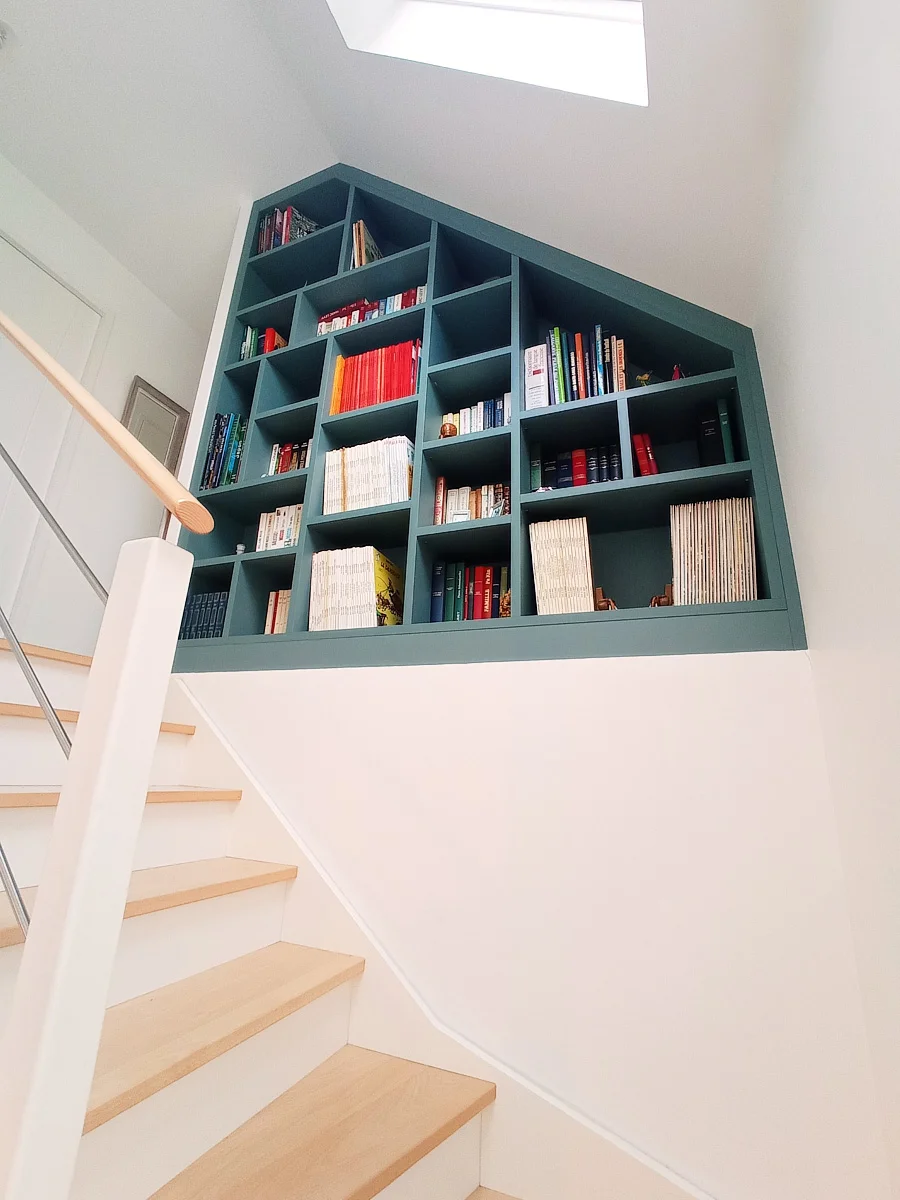Une bibliothèque asymétrique.