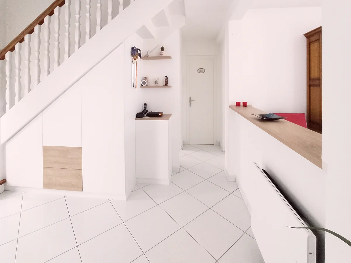 Un aménagement sous escalier.