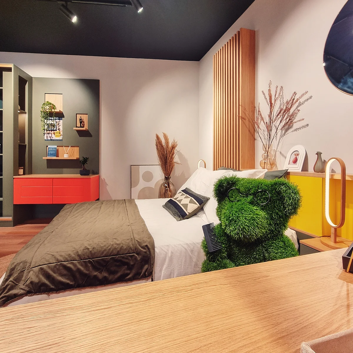 Une mascotte dans notre showroom.