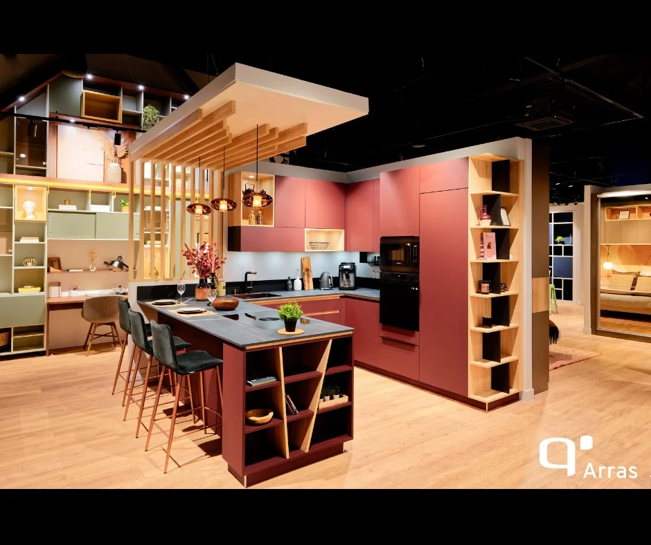 Venez découvrir notre cuisine sur-mesure avec ses rangements intégrés et sa décoration assortie dans notre showroom à ARRAS.