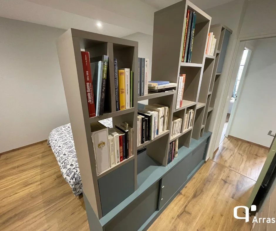 Vous souhaitez délimiter deux espaces sans installer de cloison ? Venez vite découvrir notre bibliothèque séparative sur-mesure chez Quadro ARRAS !