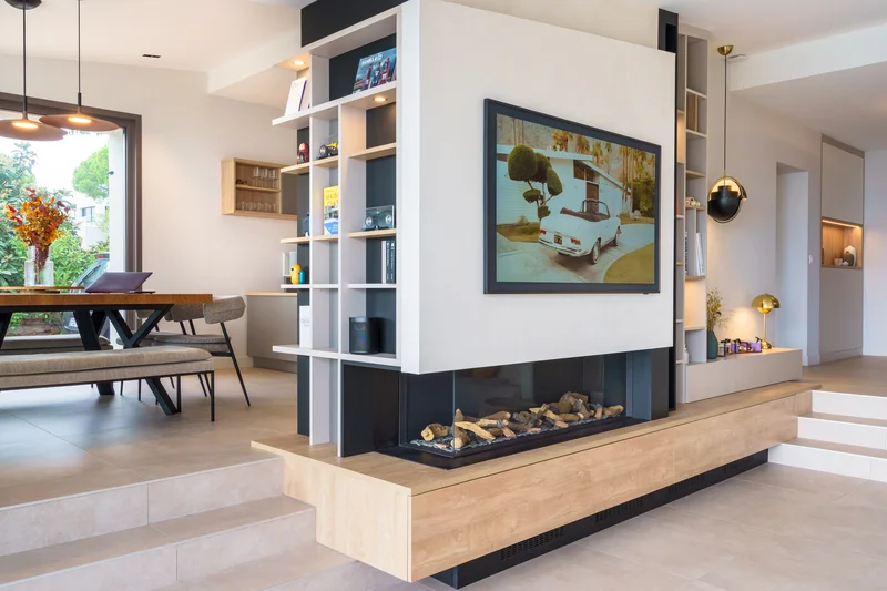 INTÉGRER UNE TÉLÉVISION ET UNE CHEMINÉE DANS UN MEUBLE SUR MESURE SOUS ESCALIER ?