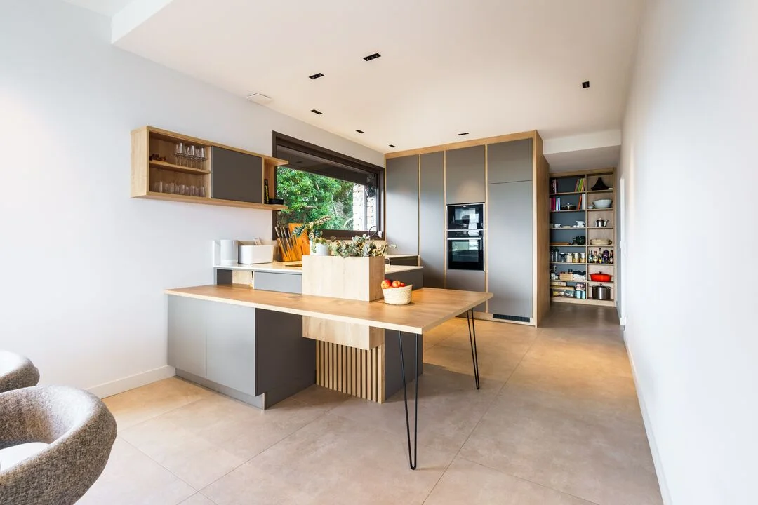 AMÉNAGER UNE CUISINE SUR MESURE À LA FOIS FONCTIONNELLE ET OUVERTE SUR LES ESPACES DE VIE ?