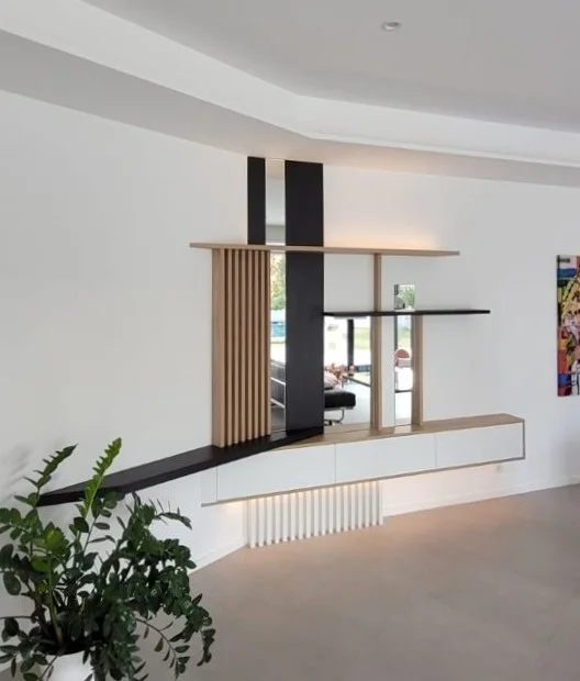 COMMENT CRÉER UN MEUBLE TV SUR MESURE ÉLÉGANT ET FONCTIONNEL DANS UN SALON CONTEMPORAIN ?