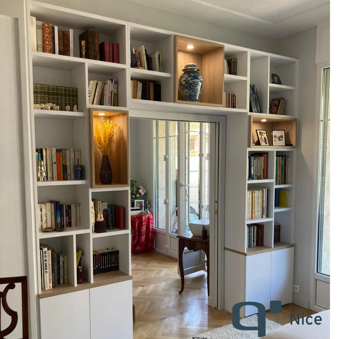 Bibliothèque pont sur-mesure : séparez vos espaces avec élégance à Nice
