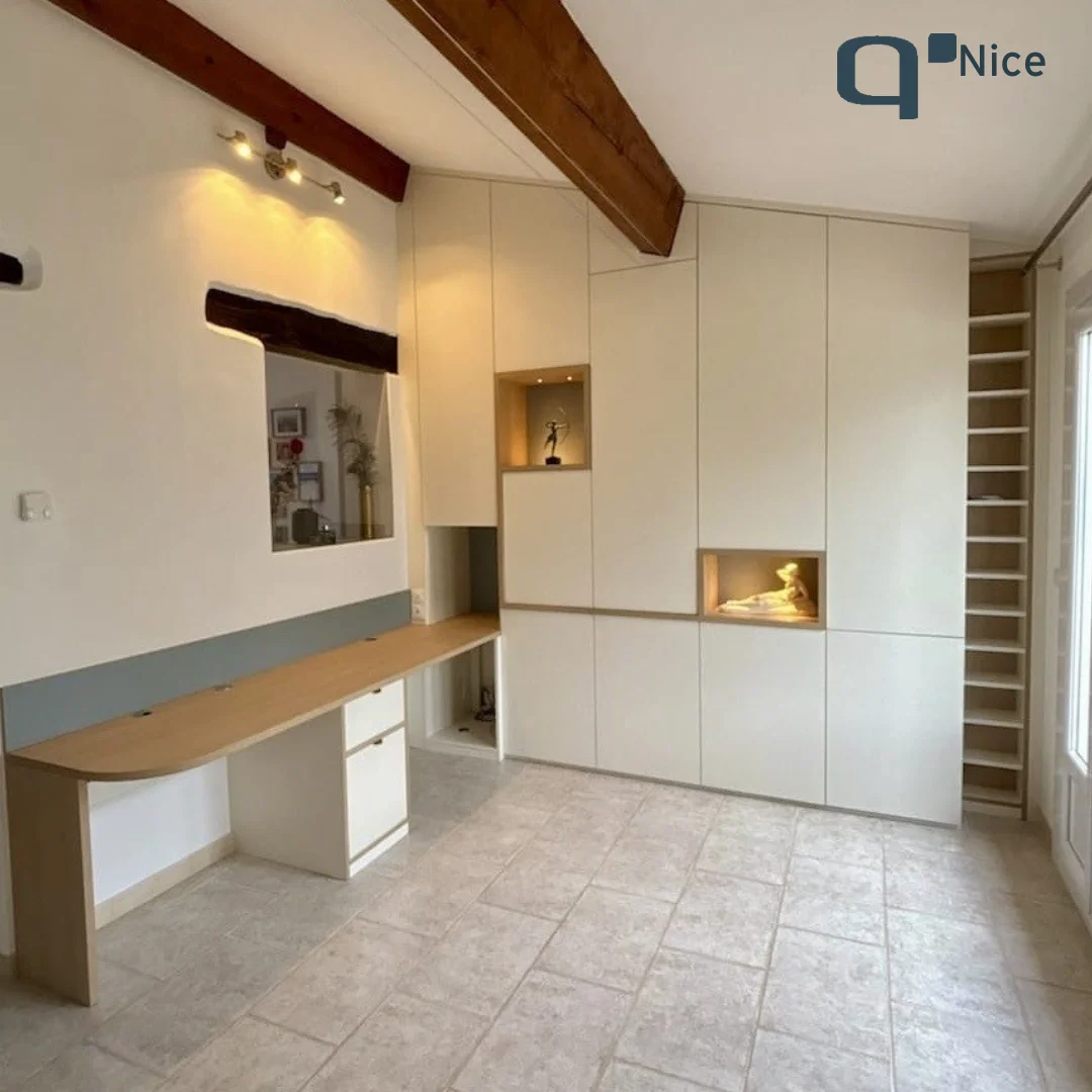 Un meuble en sous-pente sur-mesure : optimisez votre espace à 100%