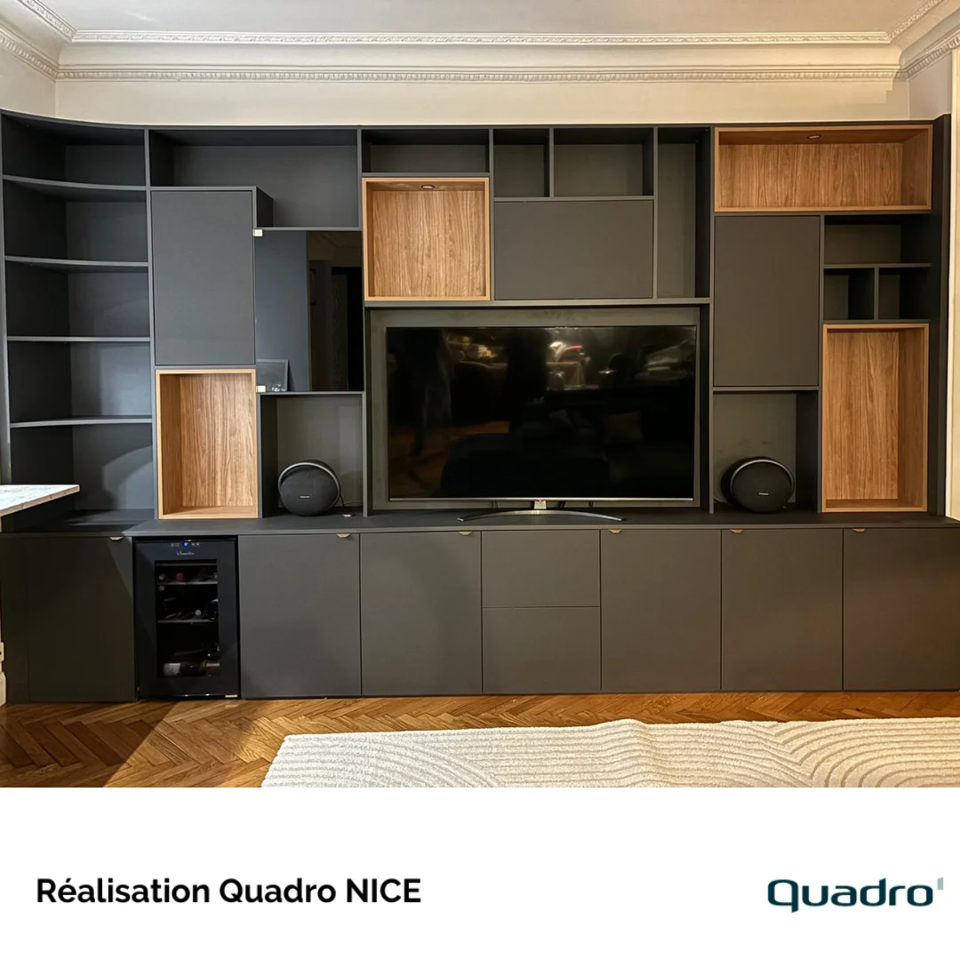 Meuble TV sur-mesure noir et bois : un combo gagnant