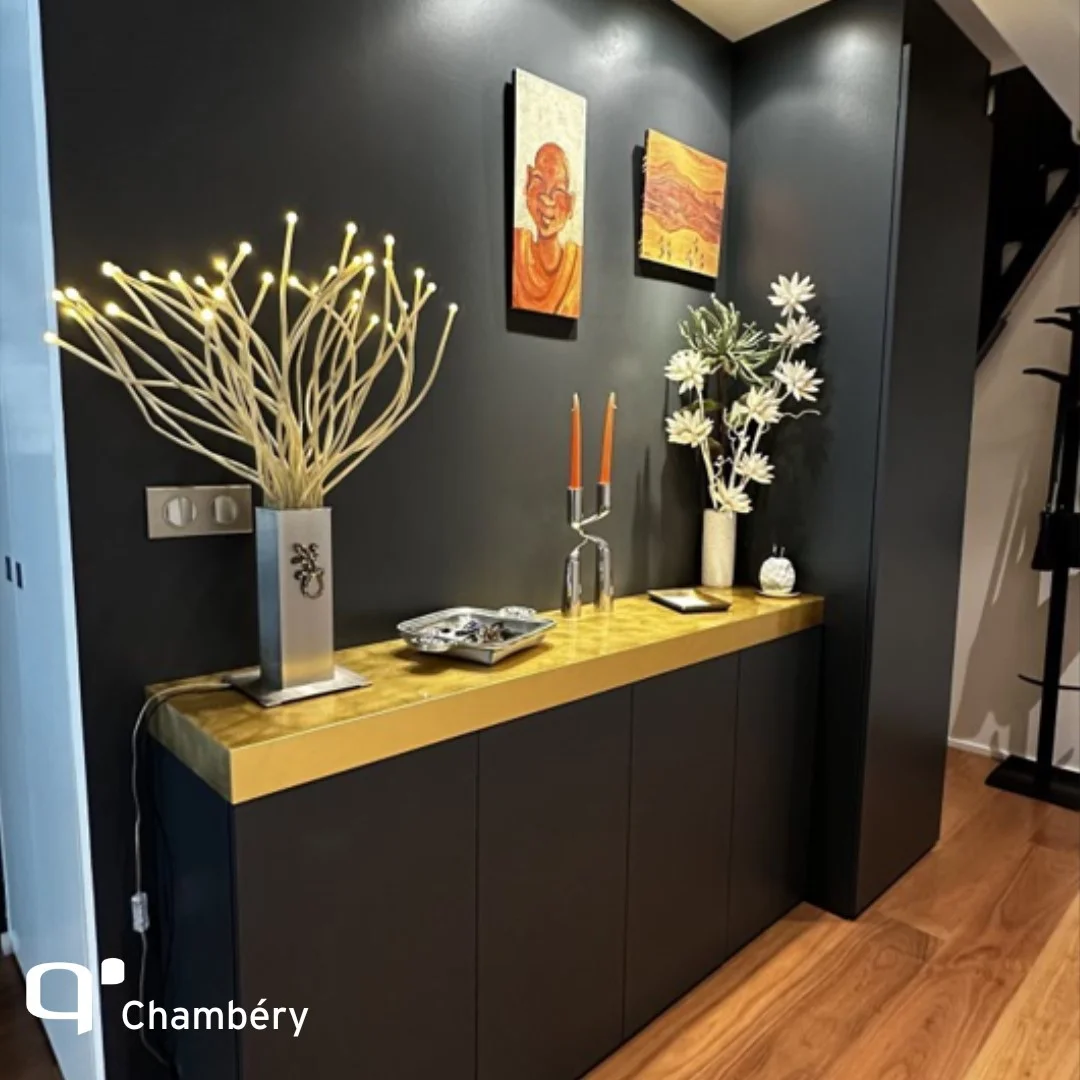 Meuble d'entrée sur mesure en gris anthracite avec un plateau doré réhabilité