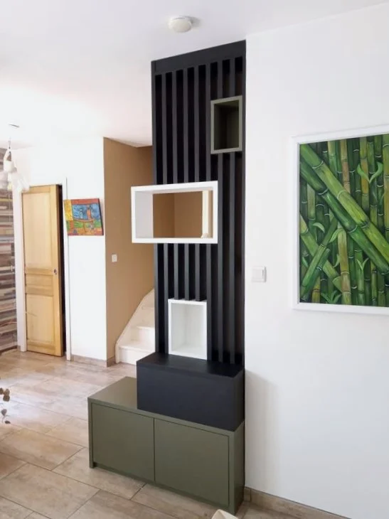 SÉPARER DEUX ESPACES AVEC UN CLAUSTRA SUR MESURE TOUT EN AJOUTANT DU RANGEMENT ?