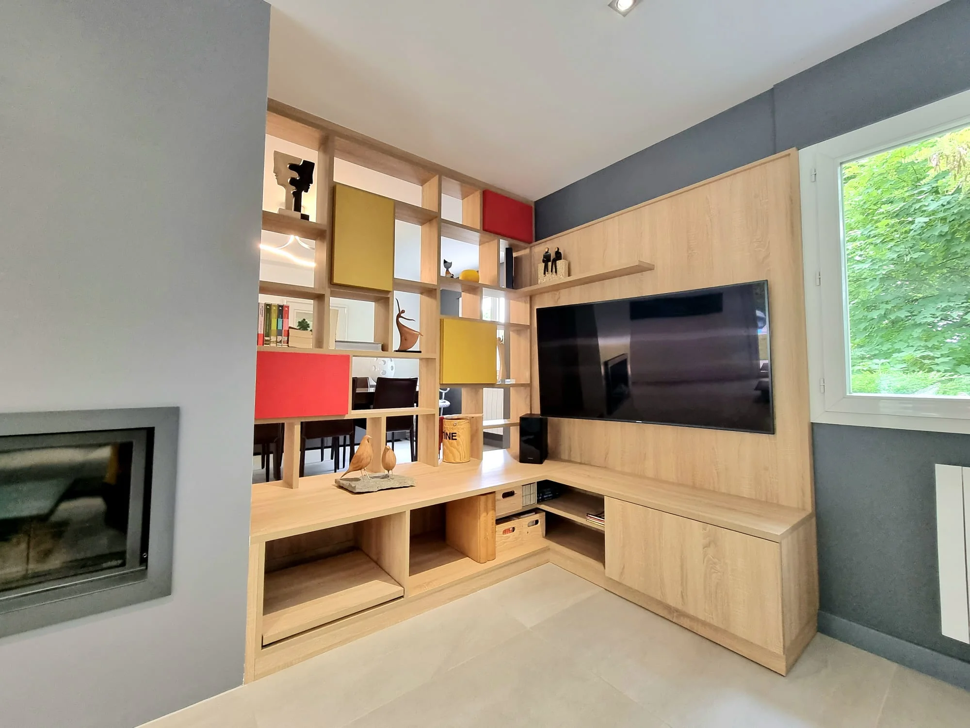 Séparation de pièce et meuble tv