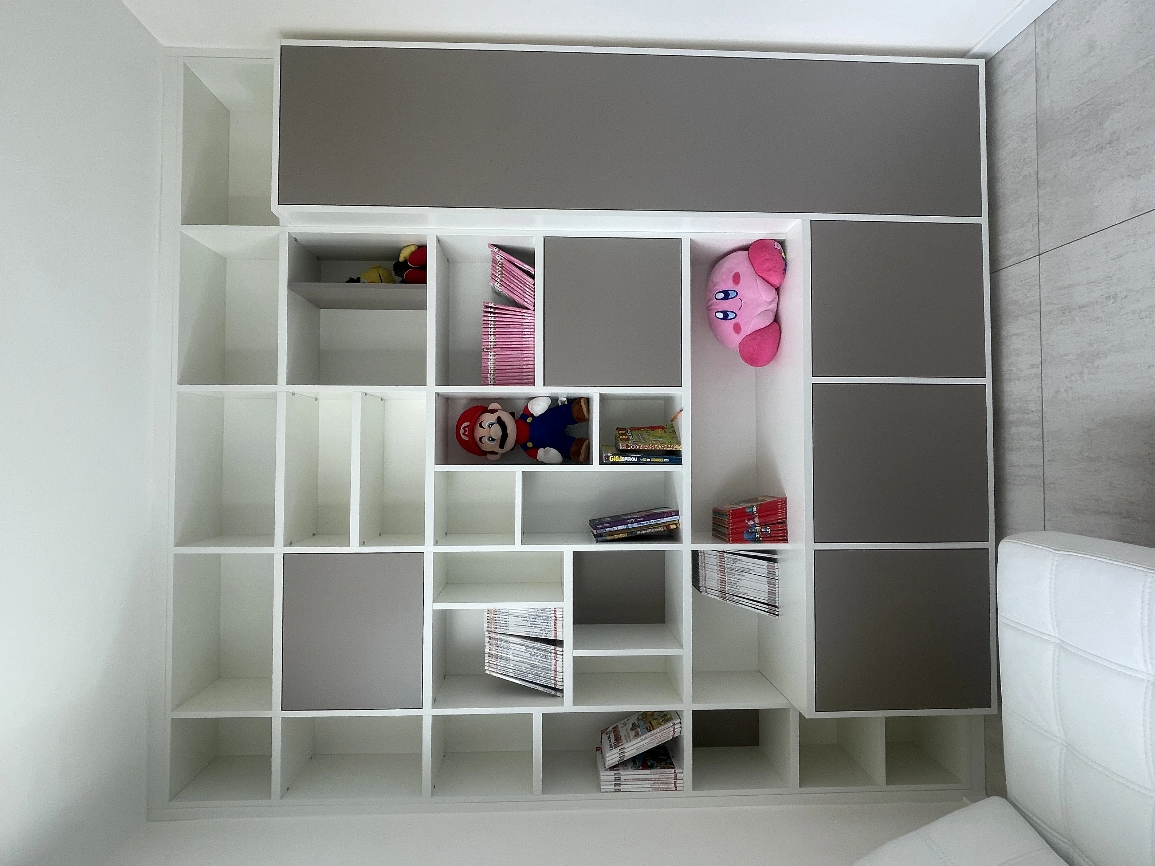 Une bibliothèque dans une salle de jeux
