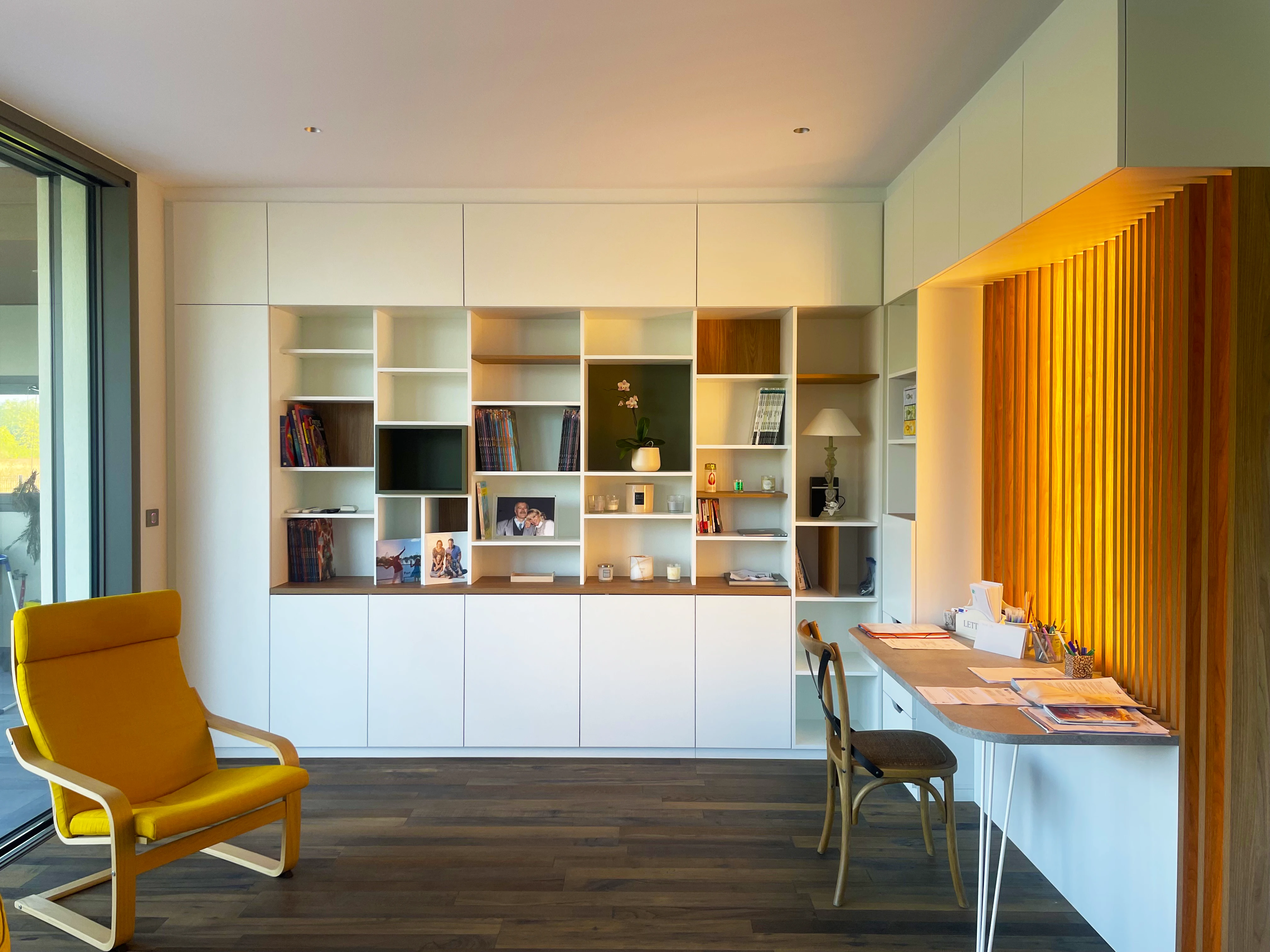 Réalisation d'une bibliothèque et d'un bureau design sur mesure à Réguisheim (Haut-Rhin, 68)
