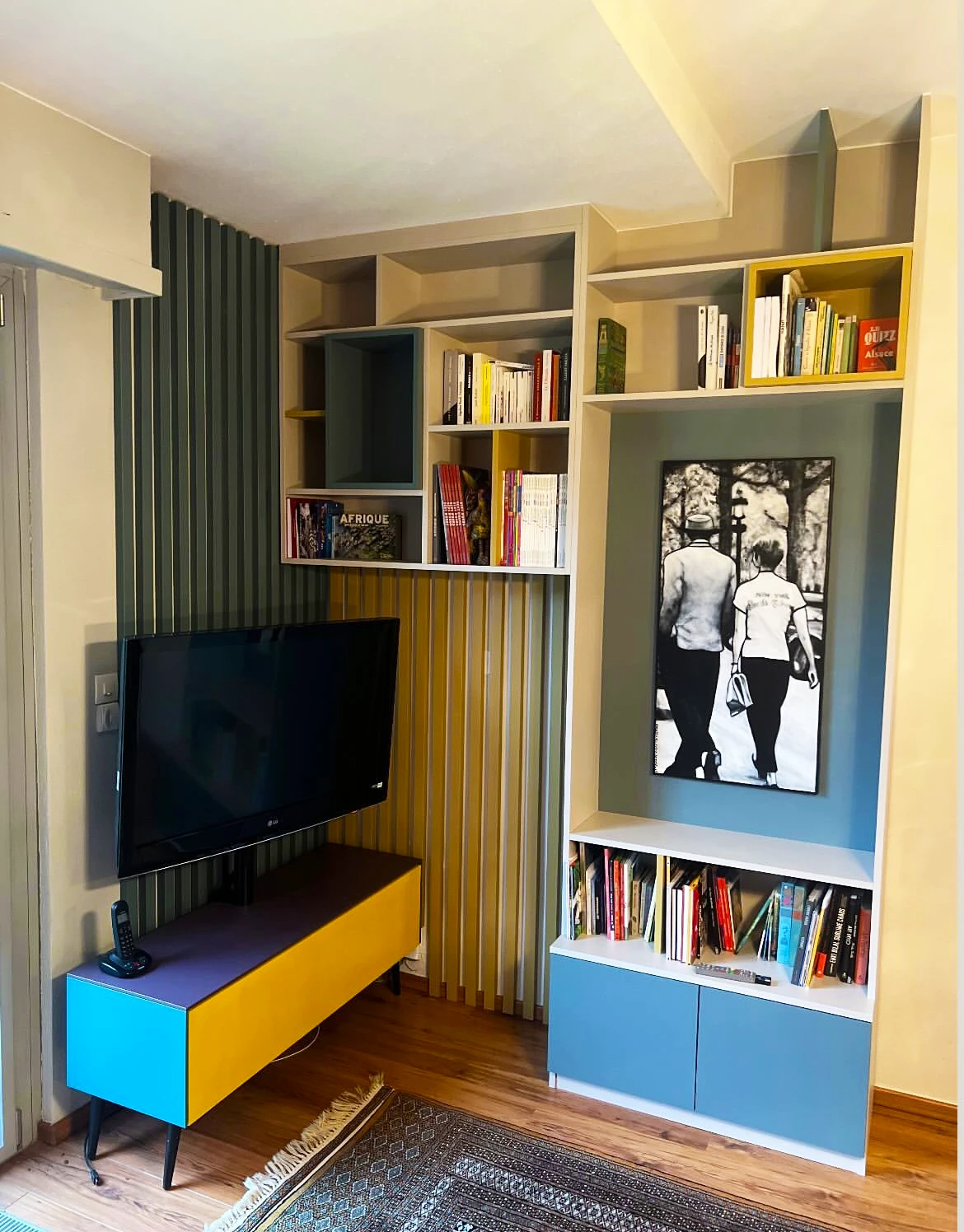Réalisation d’une bibliothèque d’angle sur mesure intégrée à un meuble TV déjà existant à Colmar (Haut-Rhin, 68)