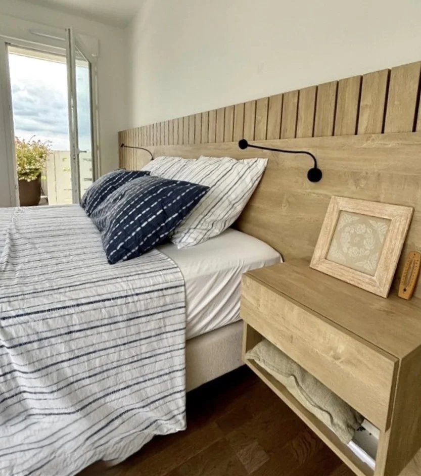 COMMENT CRÉER UNE TÊTE DE LIT SUR MESURE AVEC RANGEMENTS ET ÉCLAIRAGE INTÉGRÉ ?