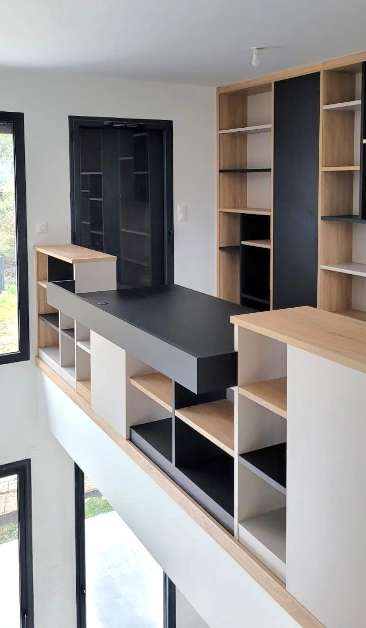DÉLIMITER UN ESPACE BUREAU DANS UN SÉJOUR AVEC UNE BIBLIOTHÈQUE SUR MESURE ?