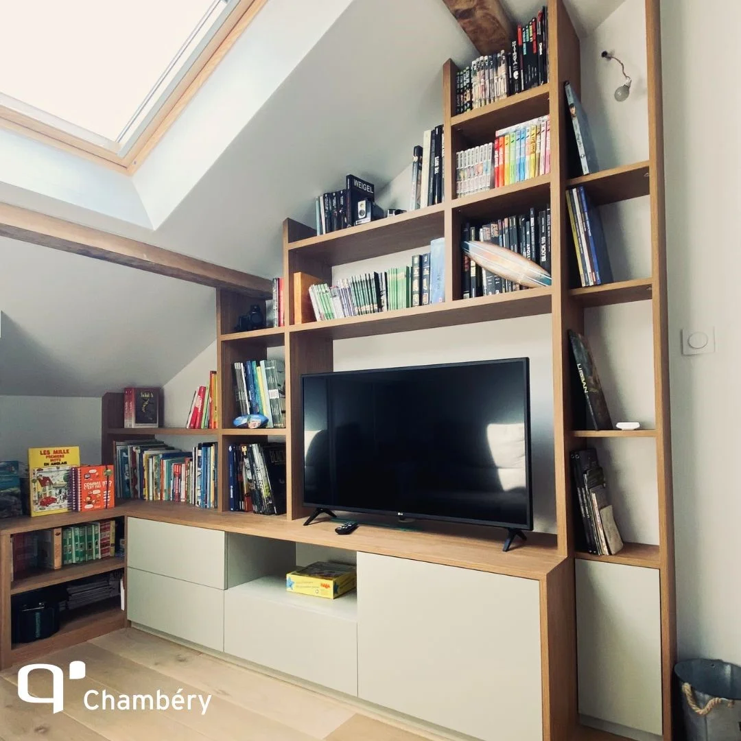 La cocréation du meuble TV avec bibliothèques chez Quadro Chambéry : une réalisation sur mesure avec nos clients
