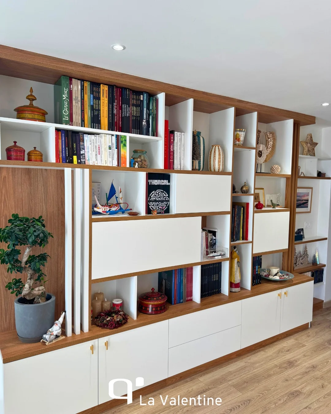 Bibliothèque sur mesure bois et blanc élégant et pratique à La Ciotat