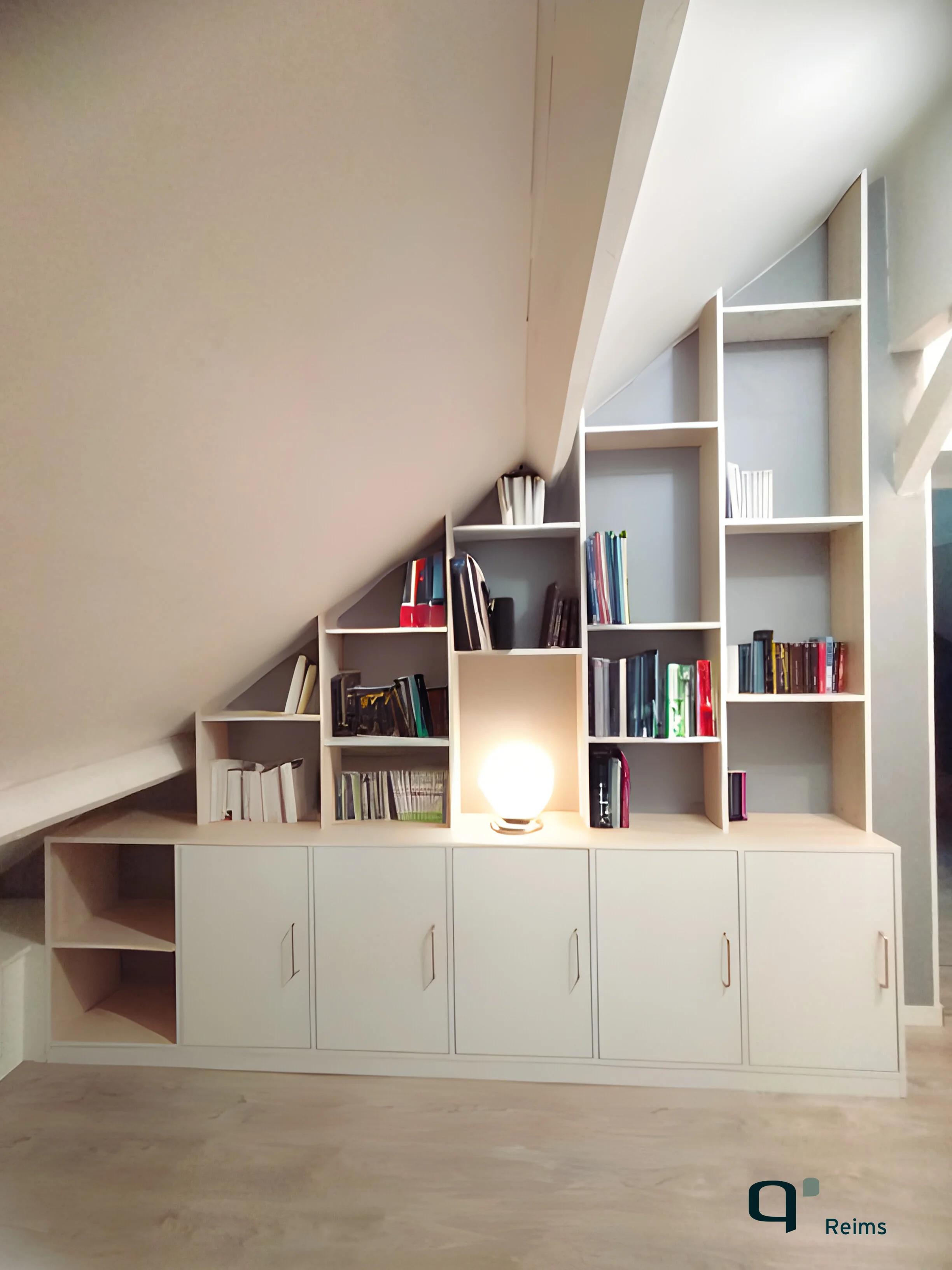 [Réalisation Quadro Reims Tinqueux] 📖 Une bibliothèque sur mesure sous combles près d’Épernay : élégance et légèreté