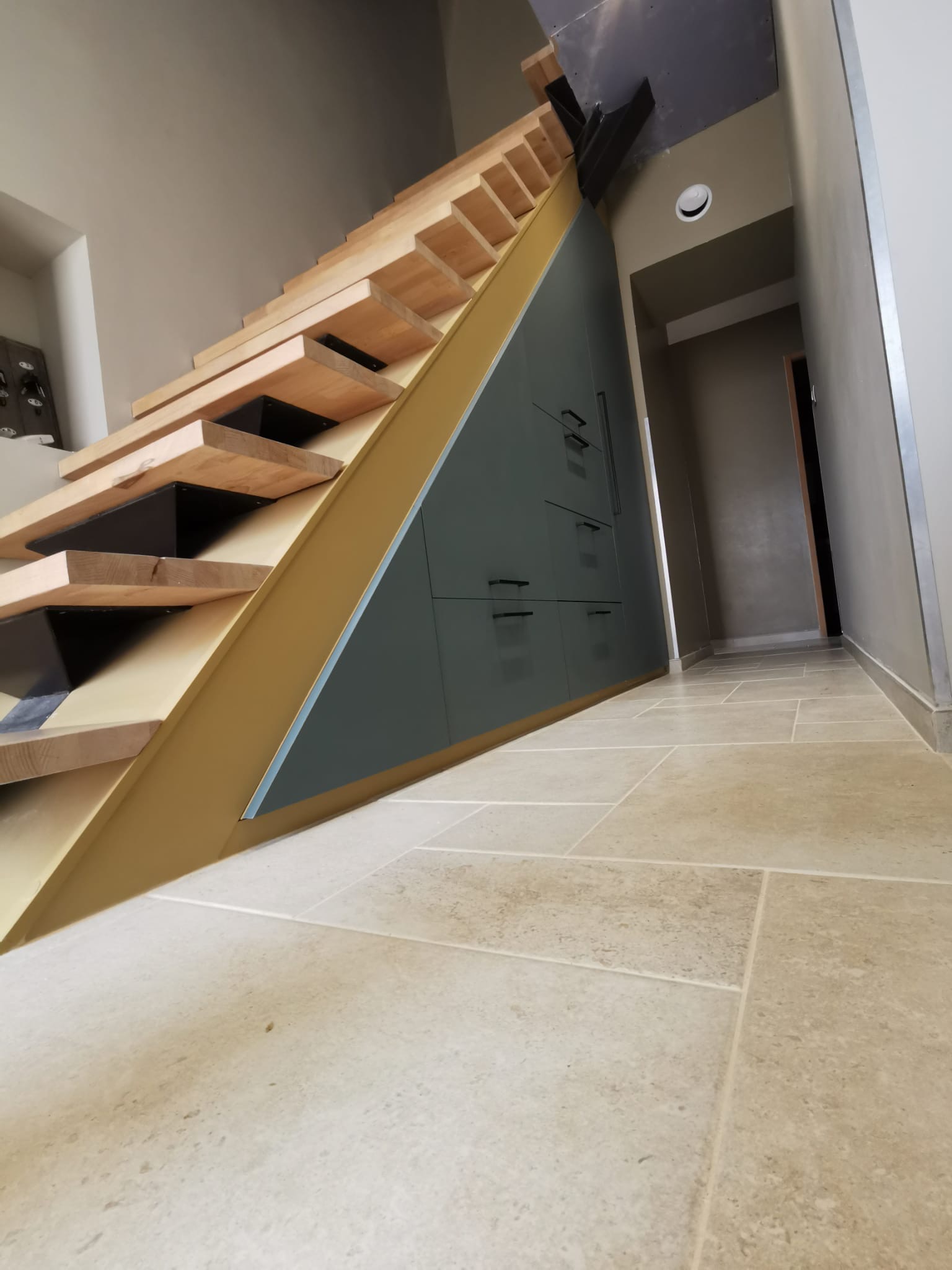 Sous escalier dans une entrée