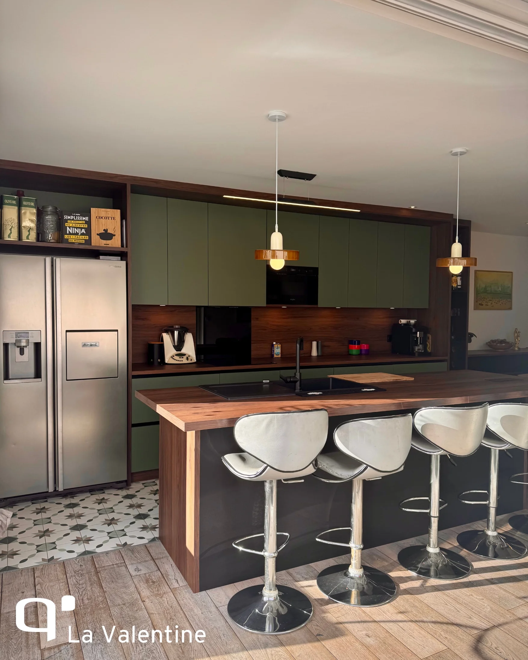 Cuisine contemporaine sur mesure noyer brun et laqué vert mat à Marseille