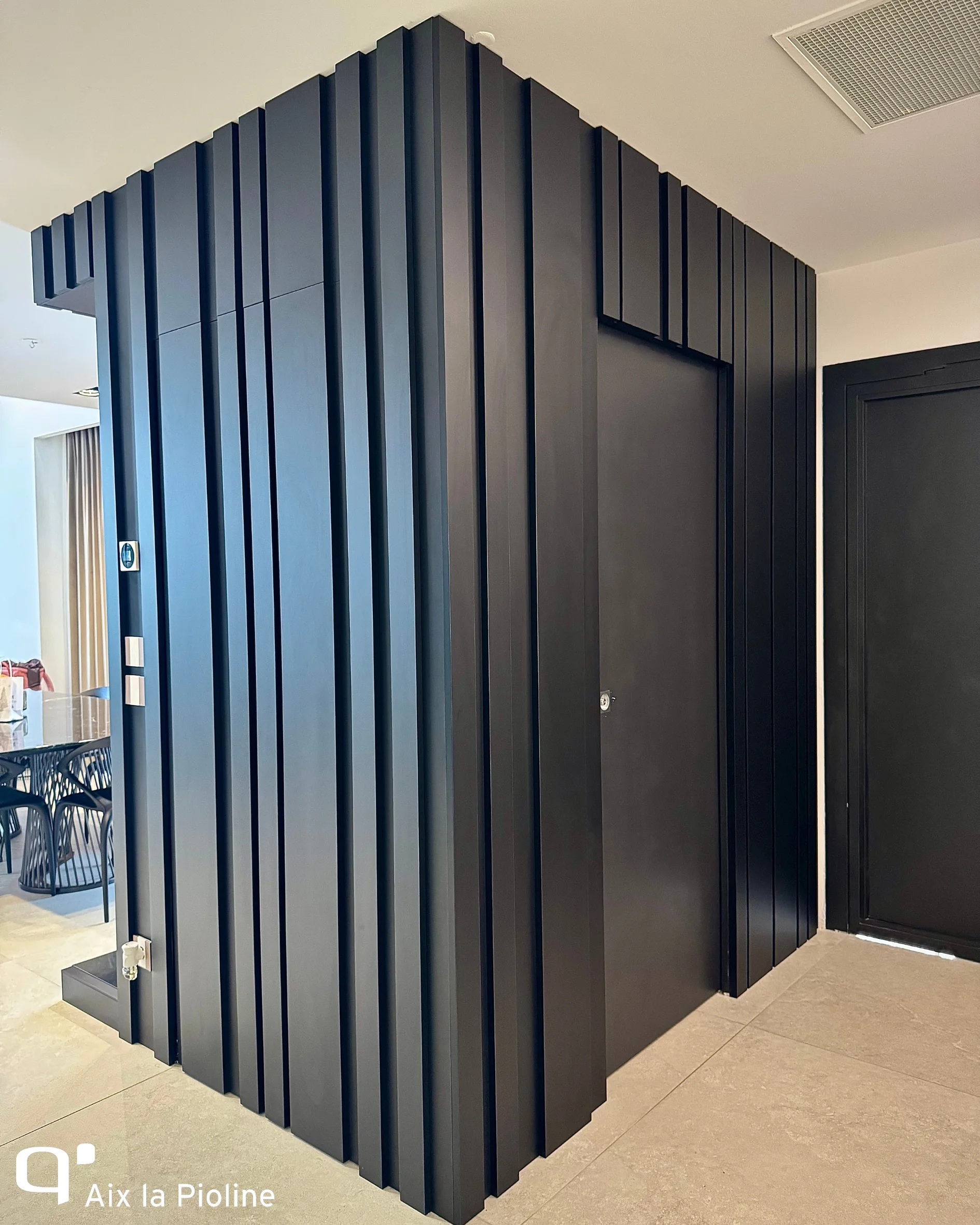 Entrée cachée et élégante avec habillage mural sur mesure
