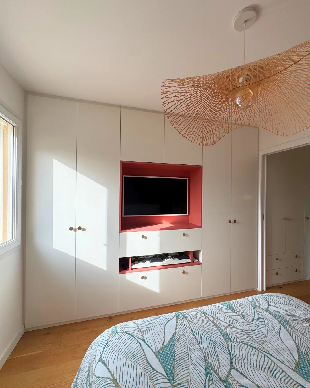 Dressing sur mesure avec des niches terracotta et poignées dorées à Aix En Provence