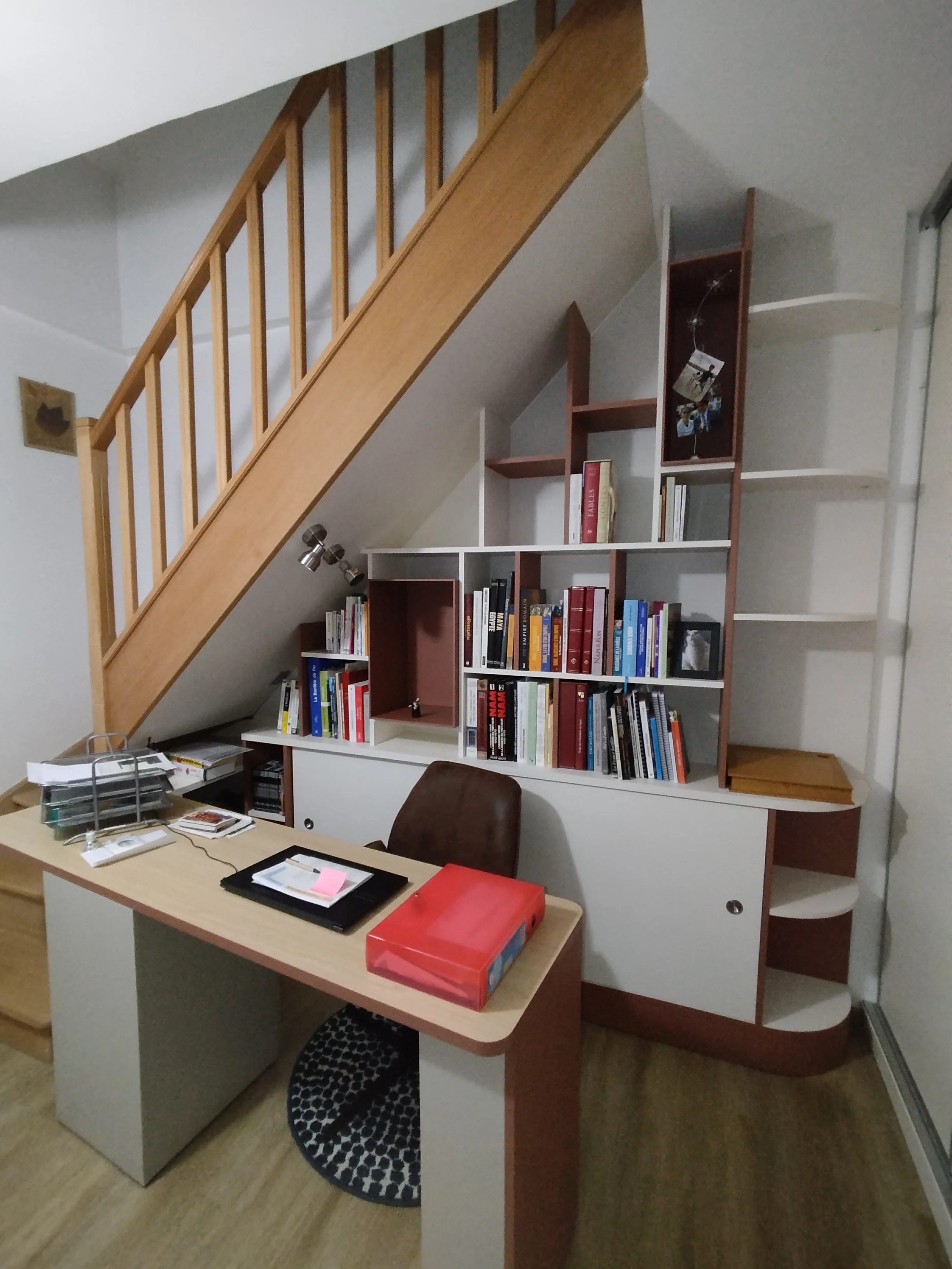 Optimisez votre espace sous escalier avec un bureau sur-mesure à Reims – Quadro Reims Tinqueux