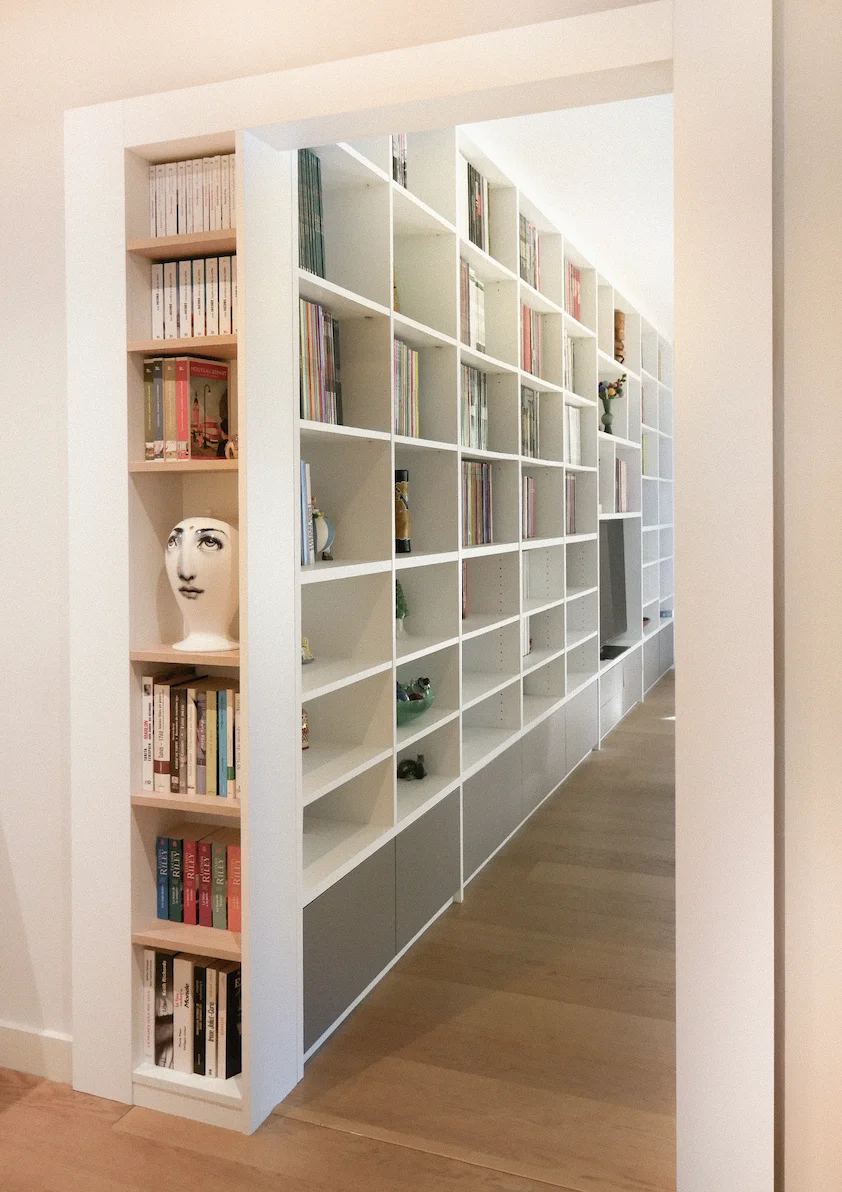 PEUT-ON INTEGRER UNE BIBLIOTHÈQUE DANS UN MEUBLE SUR MESURE DEJA PRESENT ?