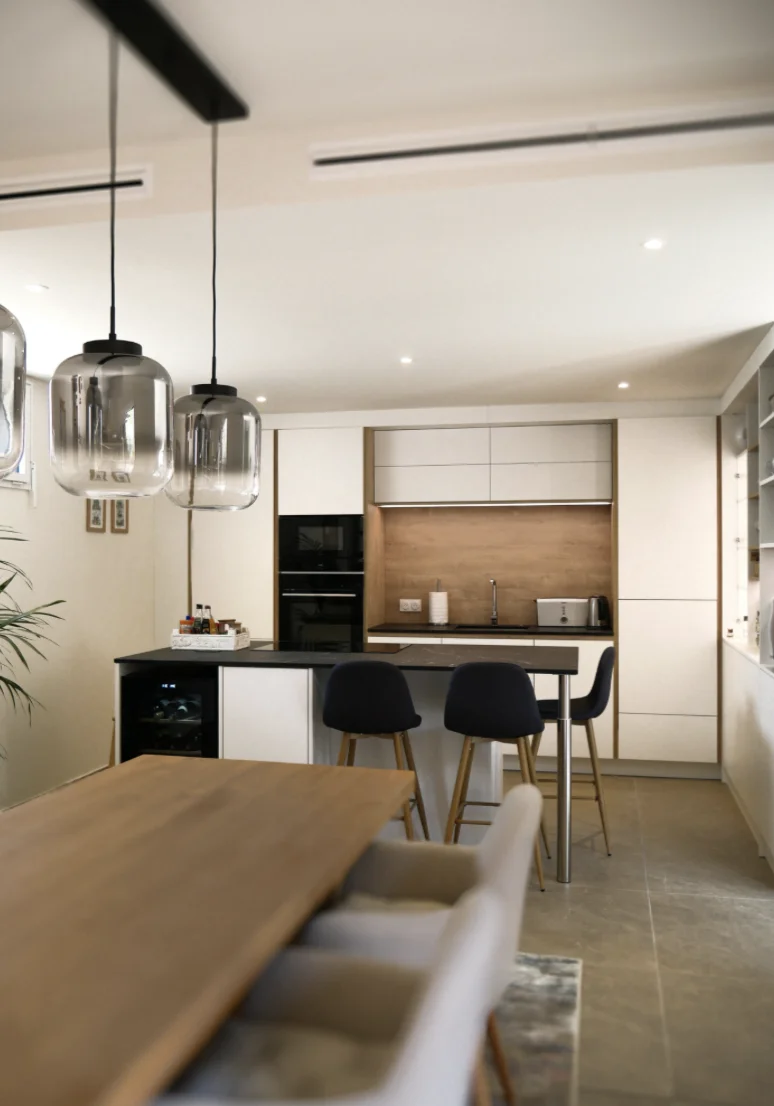 COMMENT CRÉER UNE CUISINE SUR MESURE CONVIVIALE ET LUMINEUSE ?