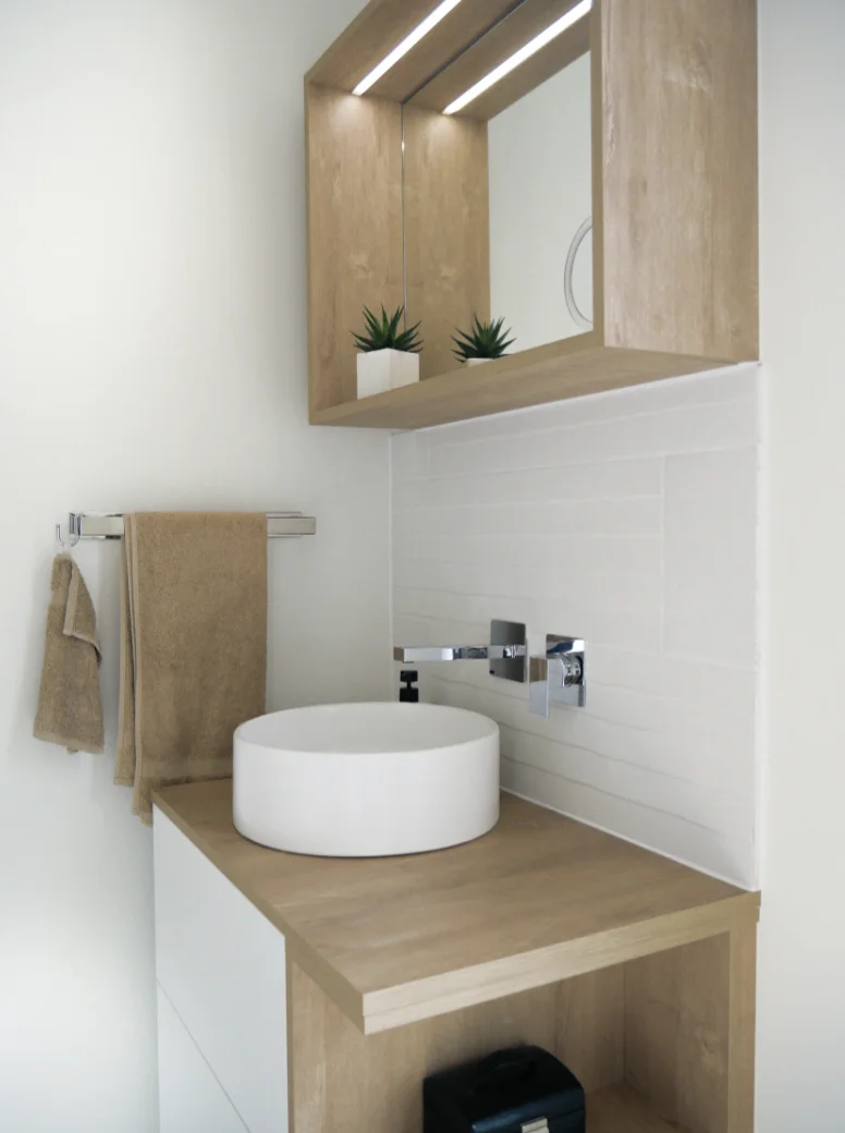 COMMENT AMÉNAGER UNE SALLE DE BAIN SOBRE ET CHALEUREUSE ?