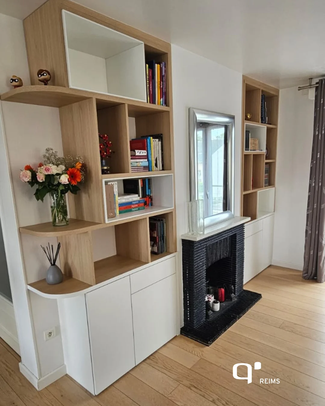 Bibliothèque sur-mesure autour d’une cheminée : chêne Vicenza & blanc mat pour sublimer votre intérieur à Reims