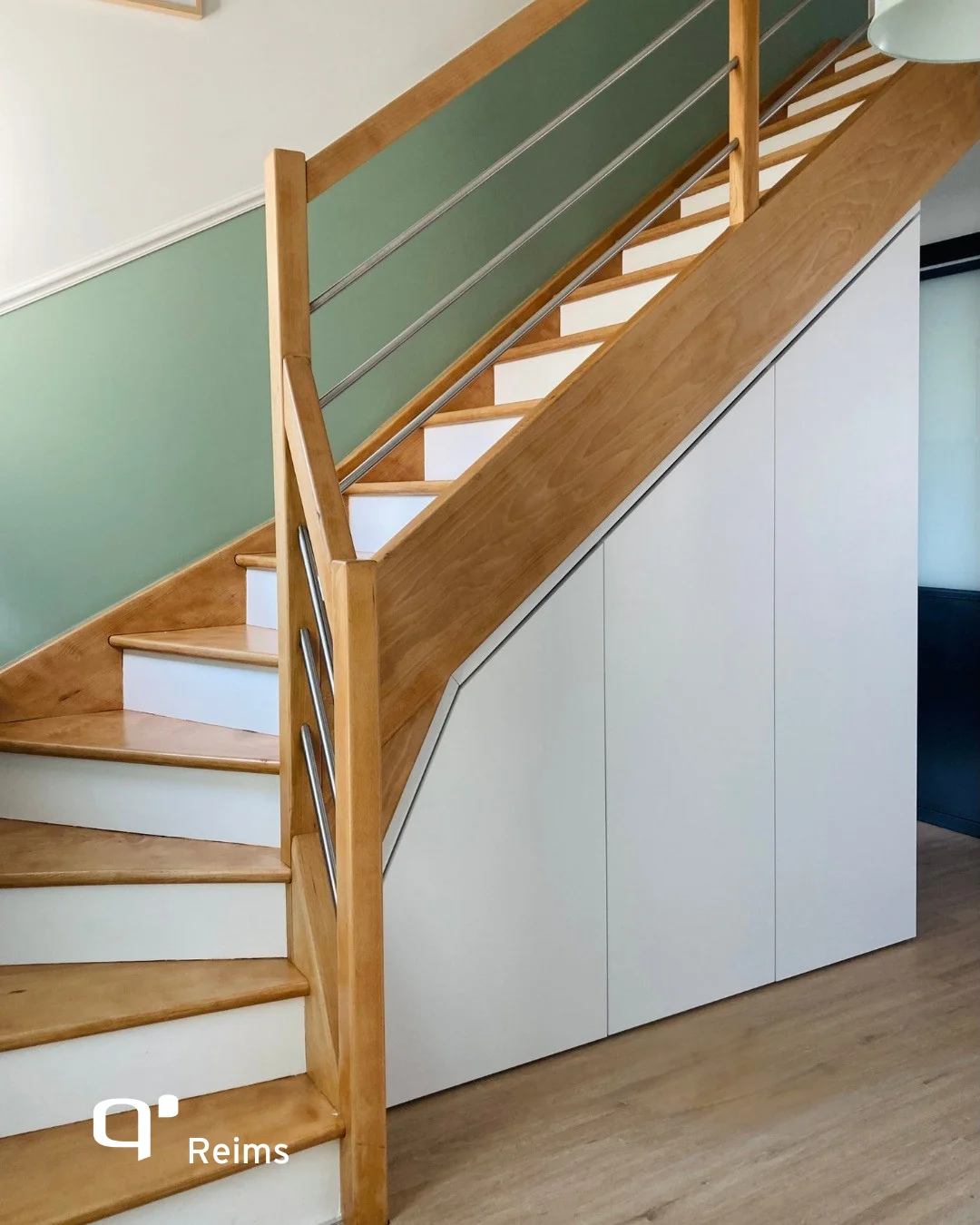 Meuble d'entrée sous escalier parfaitement ajusté !