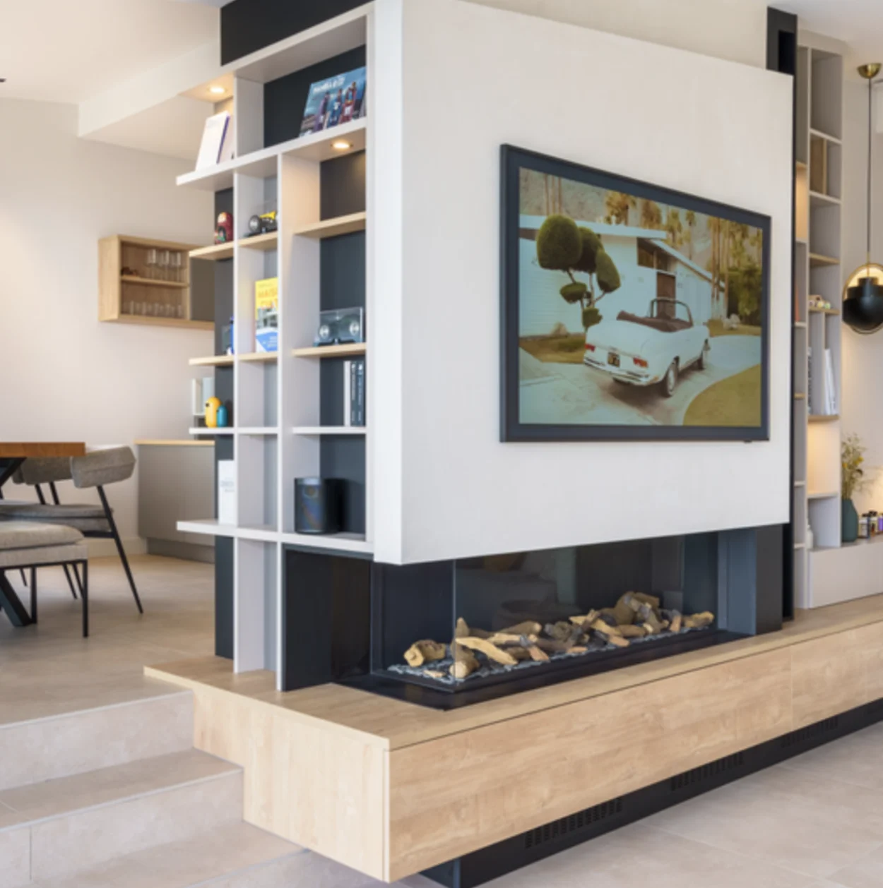 INTÉGRER UNE TÉLÉVISION ET UNE CHEMINÉE DANS UN MEUBLE SUR MESURE SOUS ESCALIER ?