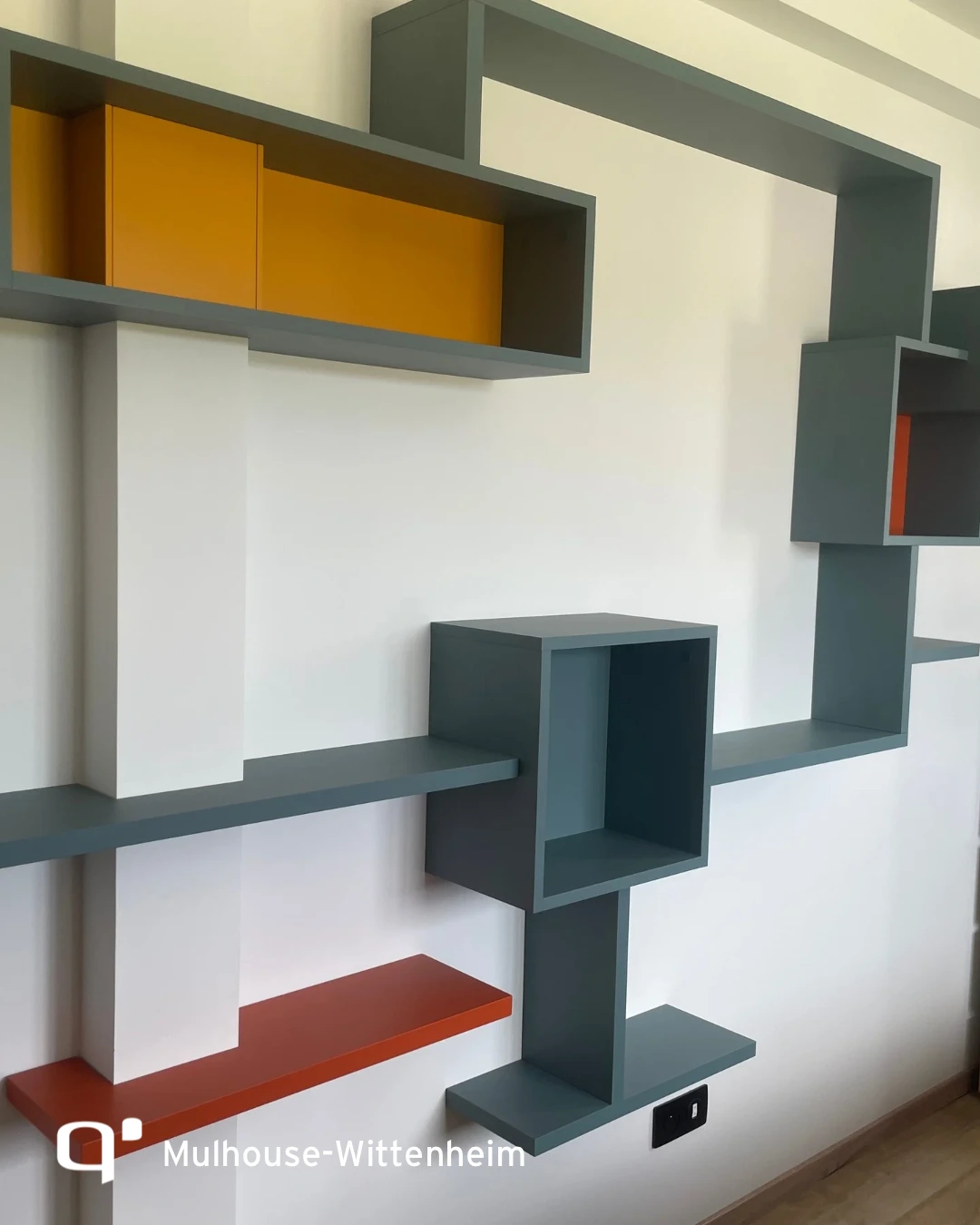 Aménagement mural sur mesure à Mulhouse (Haut-Rhin, 68) : un style inspiré de Mondrian pour un intérieur unique