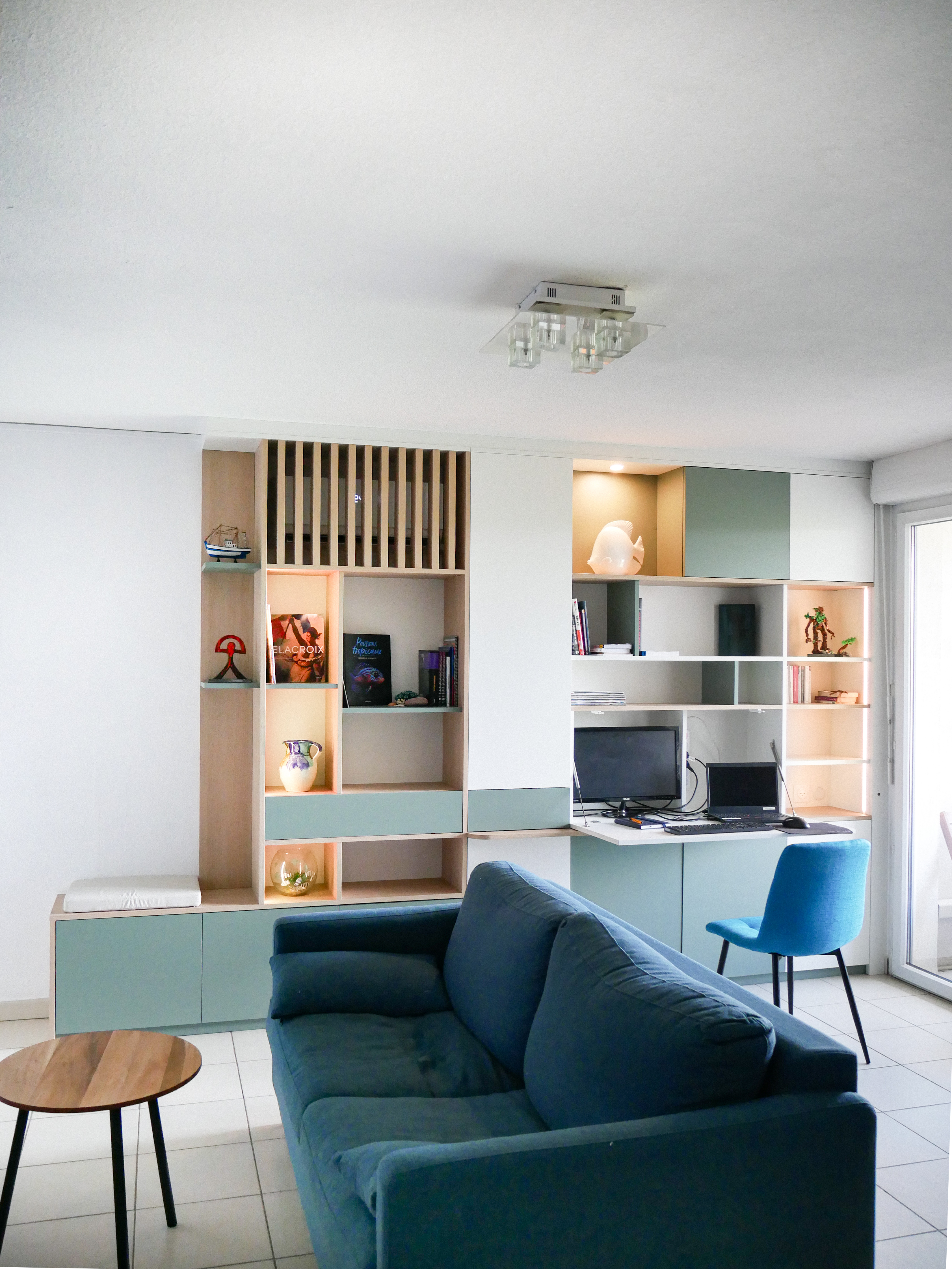 AMÉNAGER UN PAN DE MUR DÈS L’ENTRÉE AVEC DES RANGEMENTS MULTIFONCTIONS ?