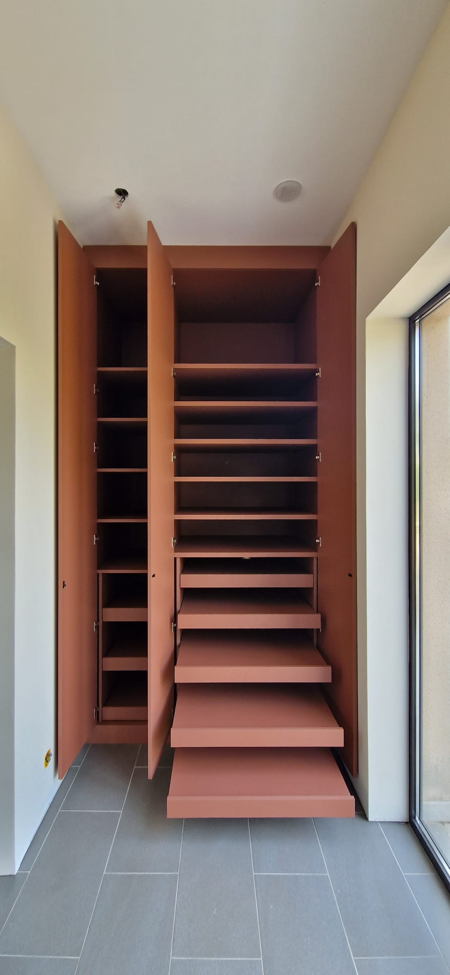 DEUX PLACARDS EN FACE À FACE PEUVENT-ILS STRUCTURER UNE ENTRÉE ?
