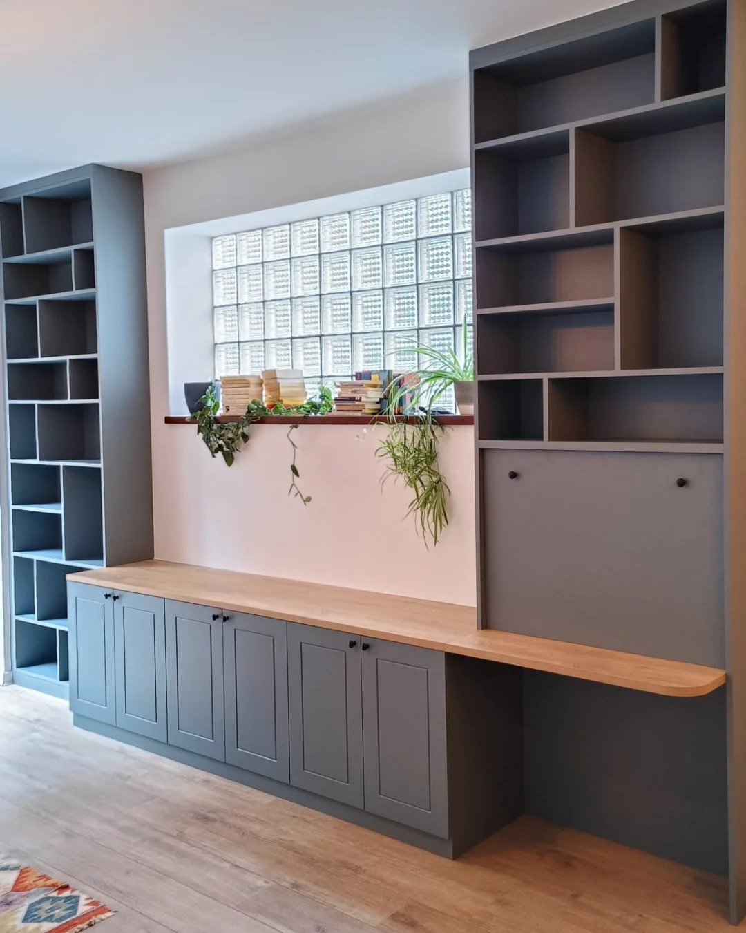 Bibliothèque sur mesure à Bruxelles : meuble tout-en-un avec bureau intégré et rangements design
