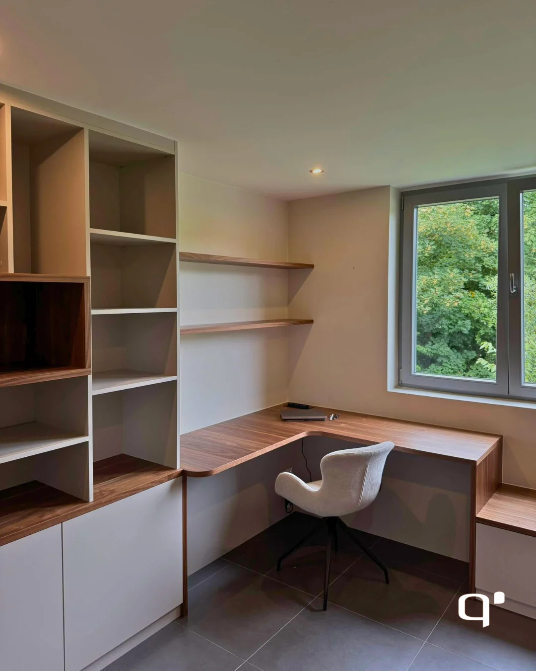 Un bureau sur mesure qui allie design, confort et productivité
