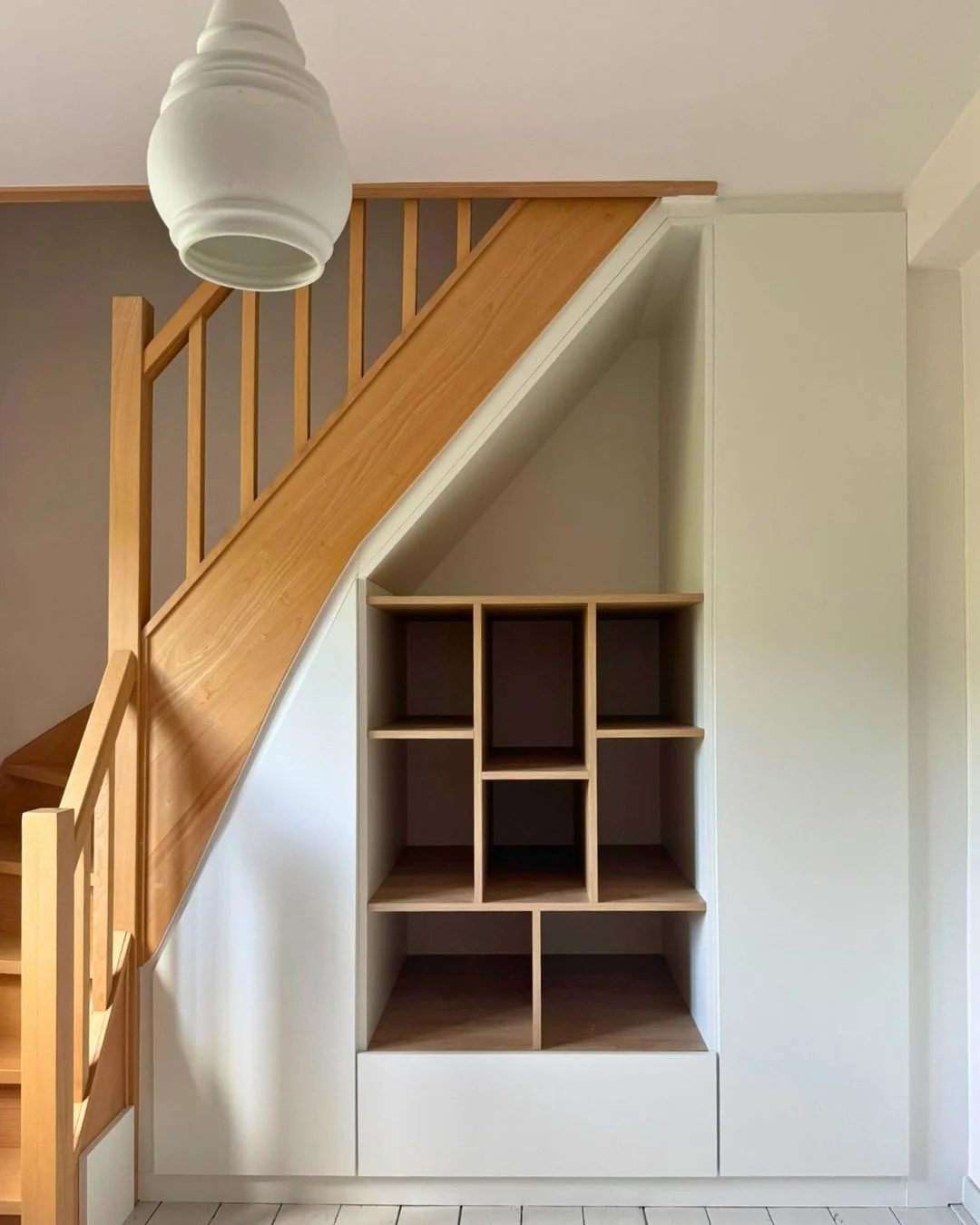 Un aménagement sous escalier sur mesure et design