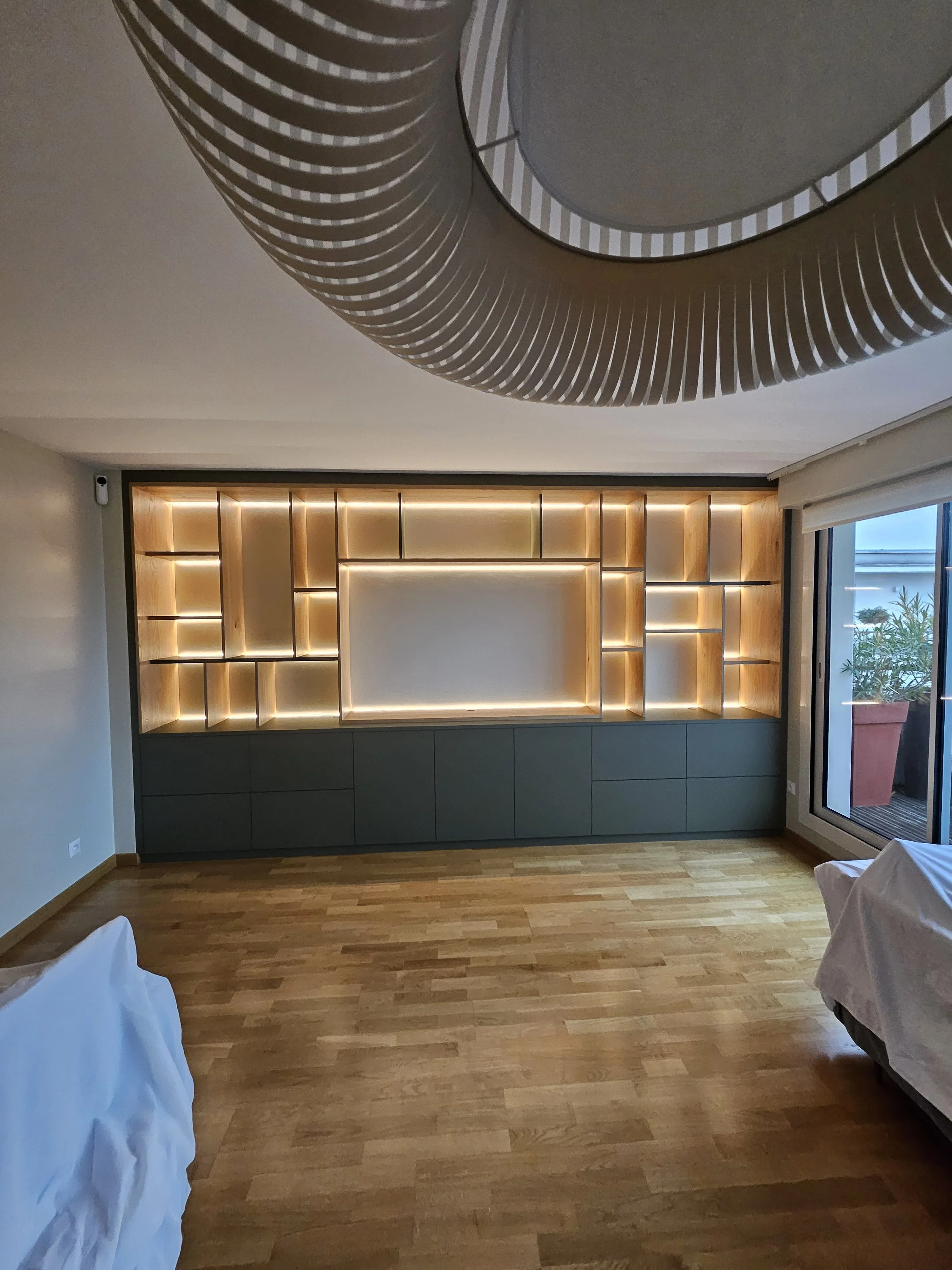 [Réalisation Quadro Reims Tinqueux] Un meuble TV sur mesure qui transforme le salon en un espace design et fonctionnel