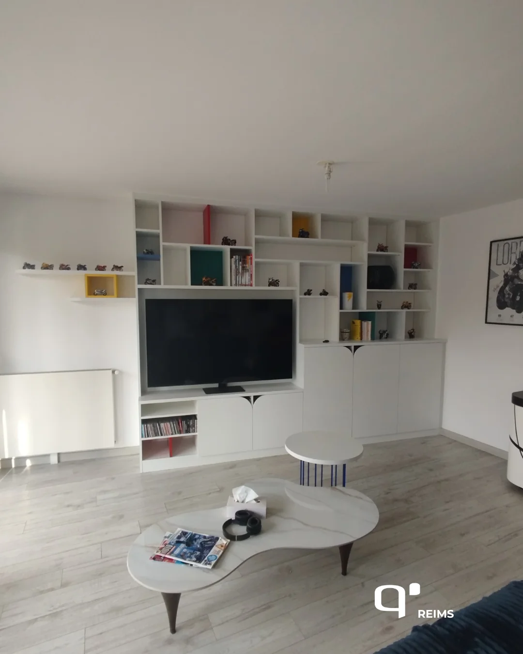 [Réalisation Quadro Reims Tinqueux] Un meuble TV & bibliothèque sur-mesure à Reims : un aménagement design, fonctionnel et 100% personnalisé !