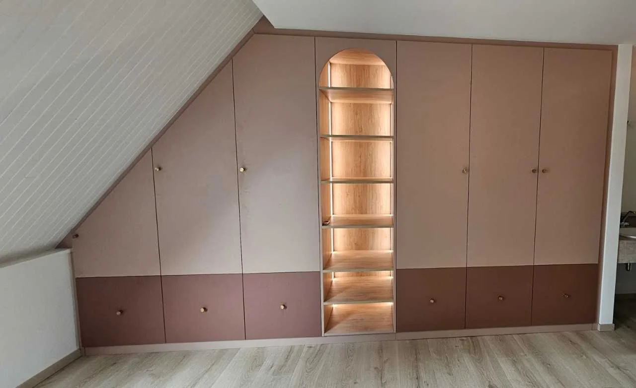 Dressing sur-mesure sous pente : optimisez chaque centimètre avec élégance