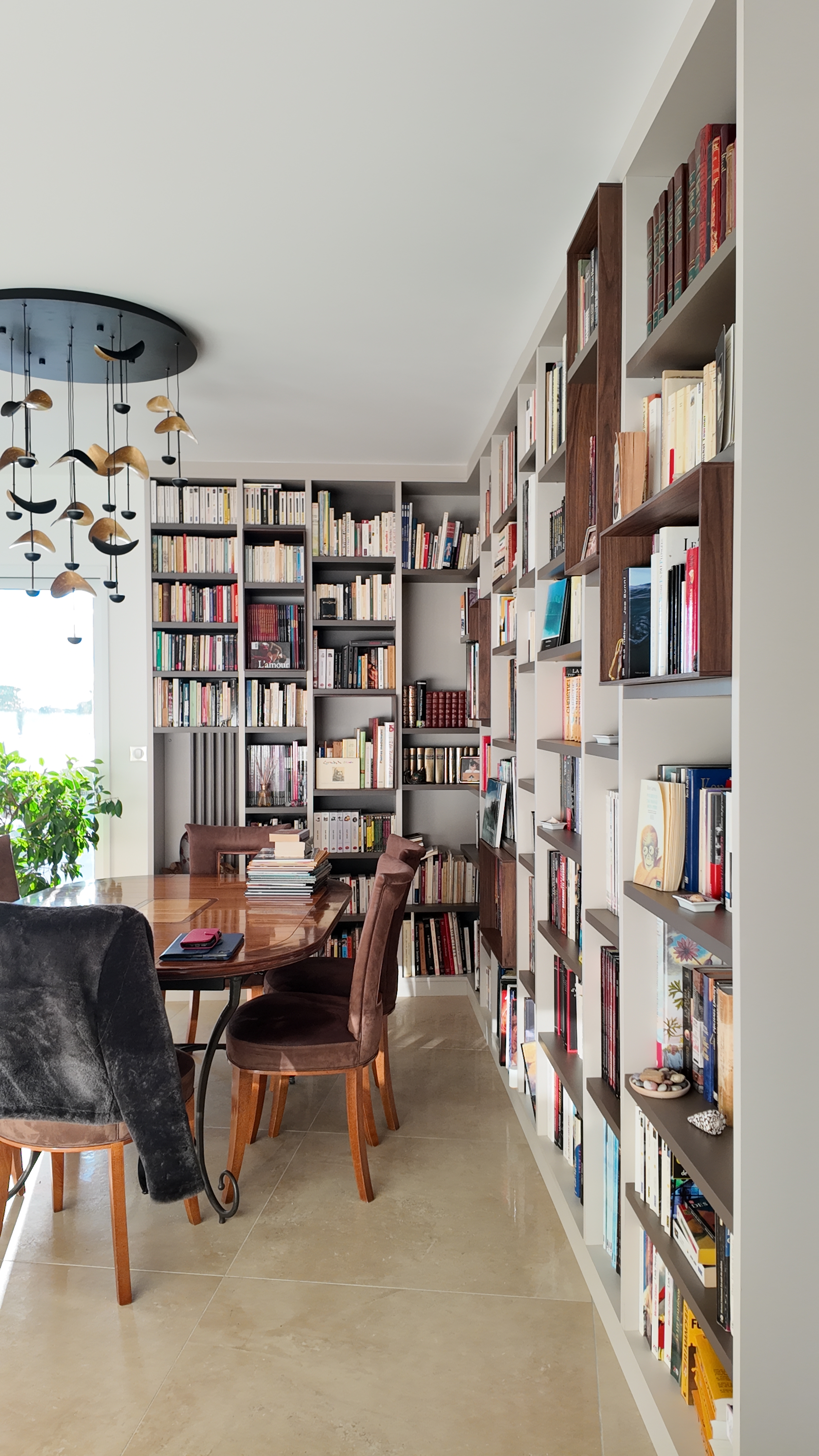 UNE BIBLIOTHÈQUE SUR MESURE PEUT-ELLE CRÉER UNE ATMOSPHÈRE CHALEUREUSE DANS UN SALON ?