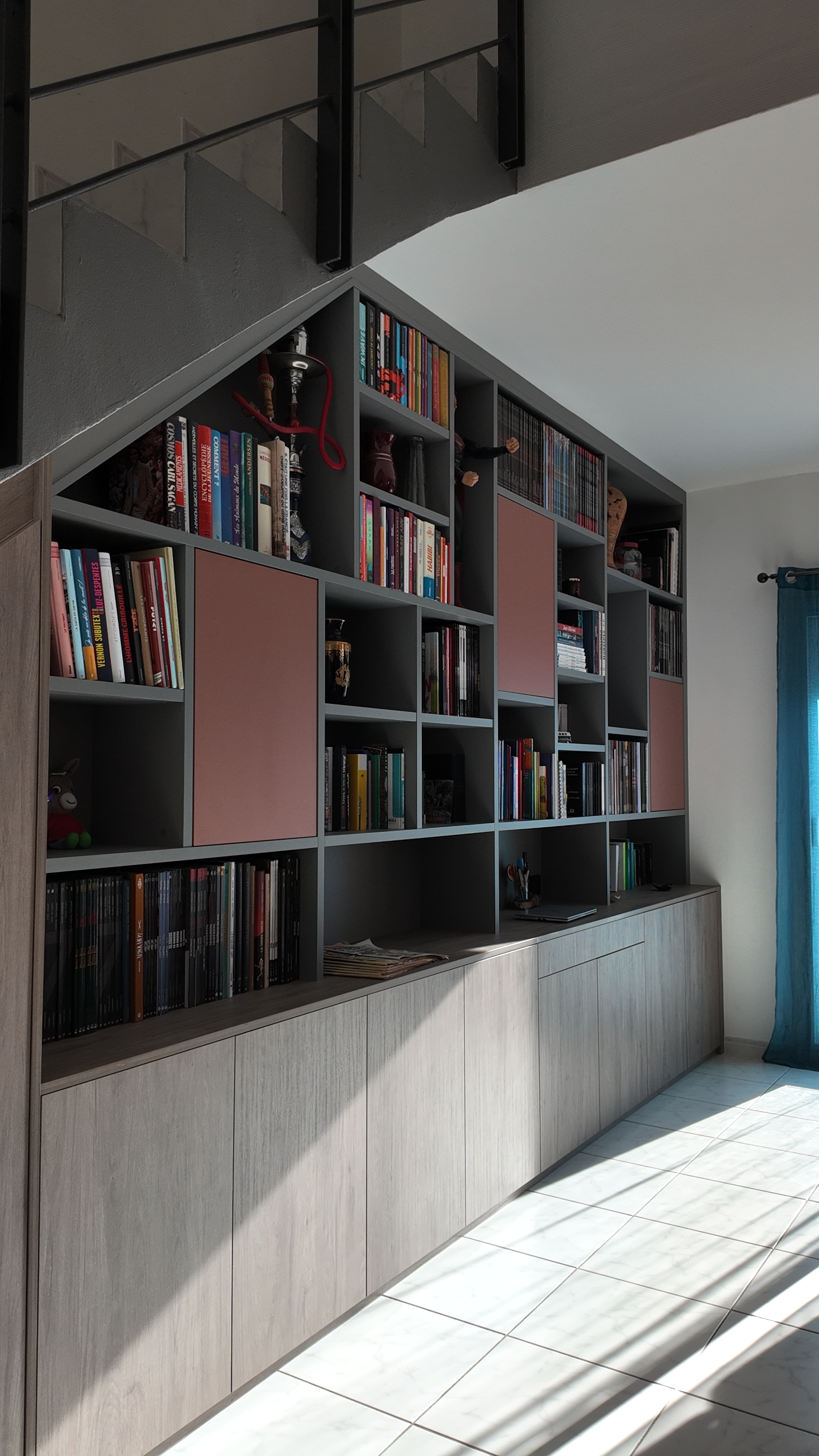 OPTIMISER L’ESPACE SOUS UN ESCALIER AVEC DES RANGEMENTS INTÉGRÉS ?