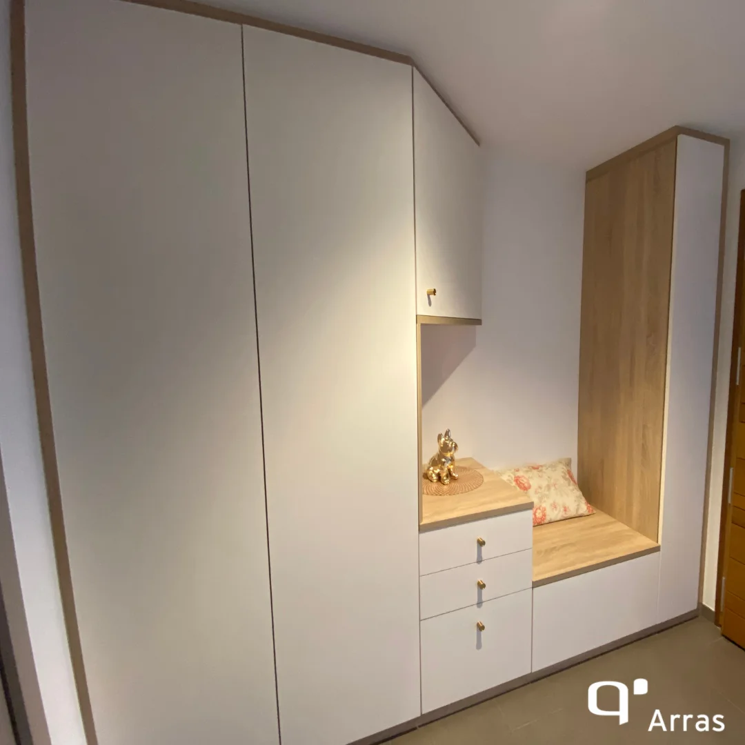 Entrée sur-mesure : rangements + assise intégrée