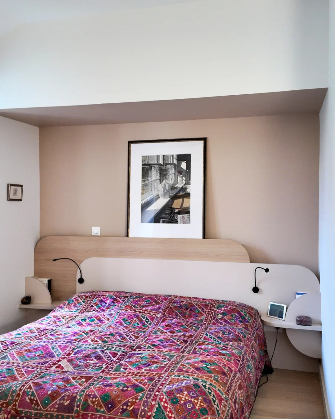 UNE TÊTE DE LIT SUR MESURE PEUT-ELLE CHANGER L’AMBIANCE D’UNE CHAMBRE ?