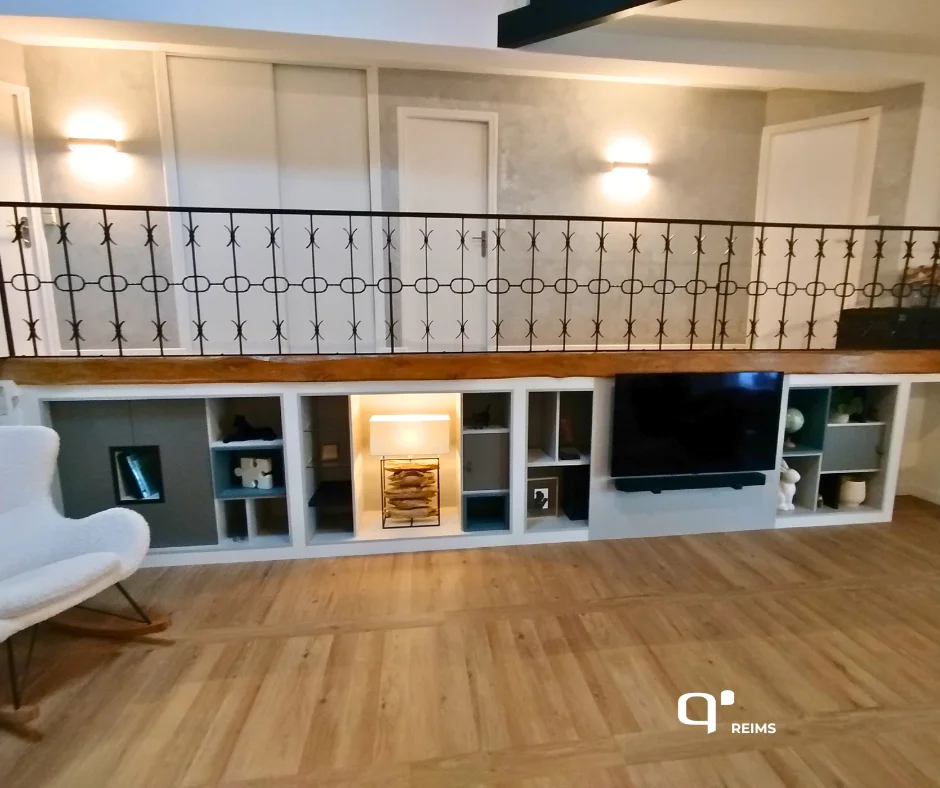 [Réalisartion Quadro Reims Tinqueux] Aménagement living sur mesure à Ludes : conception et pose millimétrée dans un espace atypique