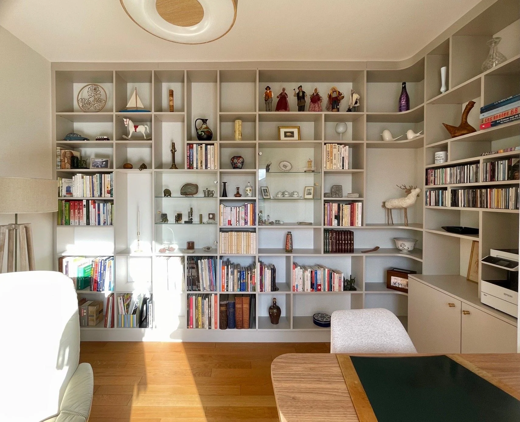 Bibliothèque sur-mesure avec des angles arrondis