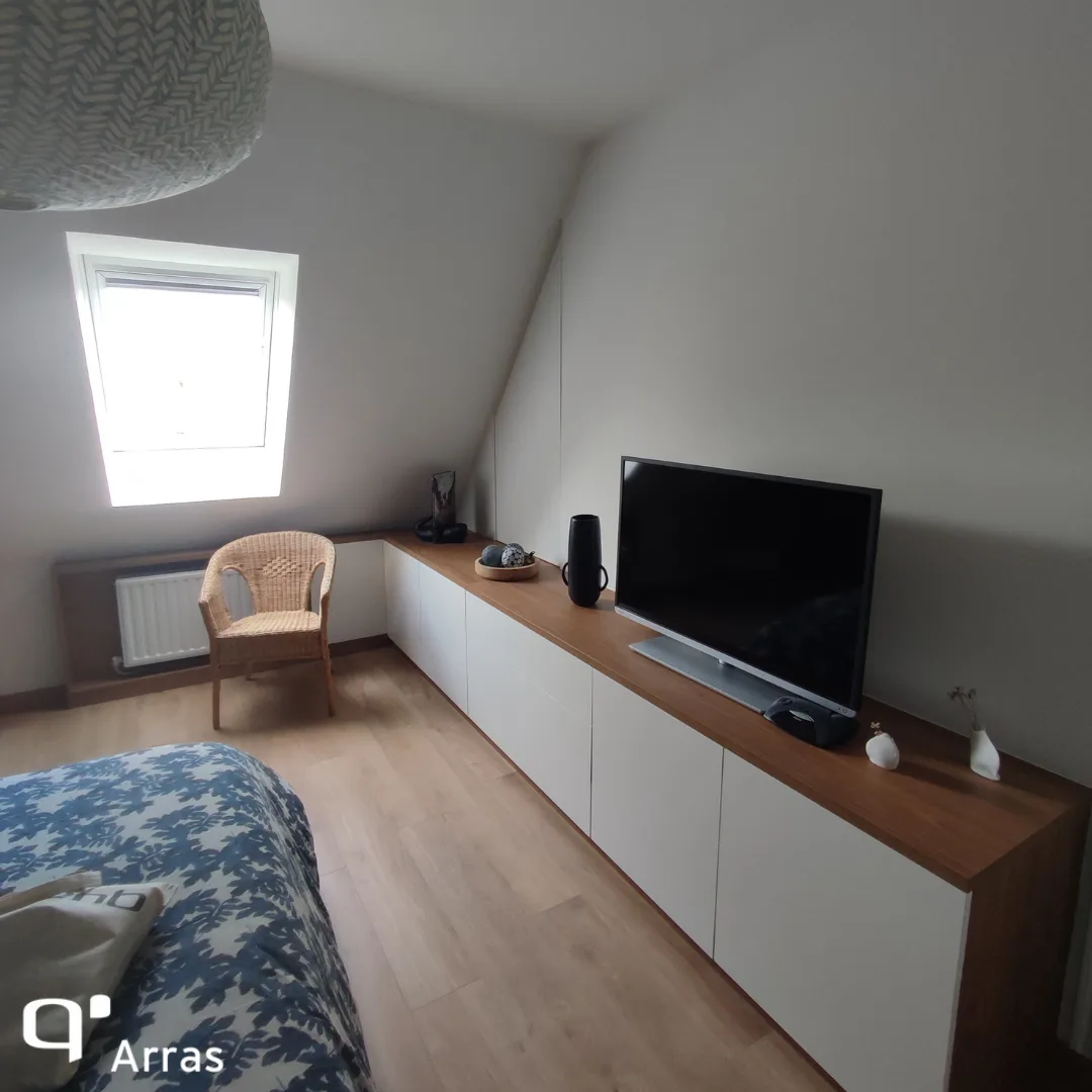 Meuble TV sur-mesure sous pente à Arras : une solution élégante malgré les contraintes