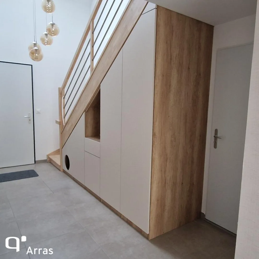 Aménagement sous-escalier sur-mesure à Arras : rangement malin et design harmonieux